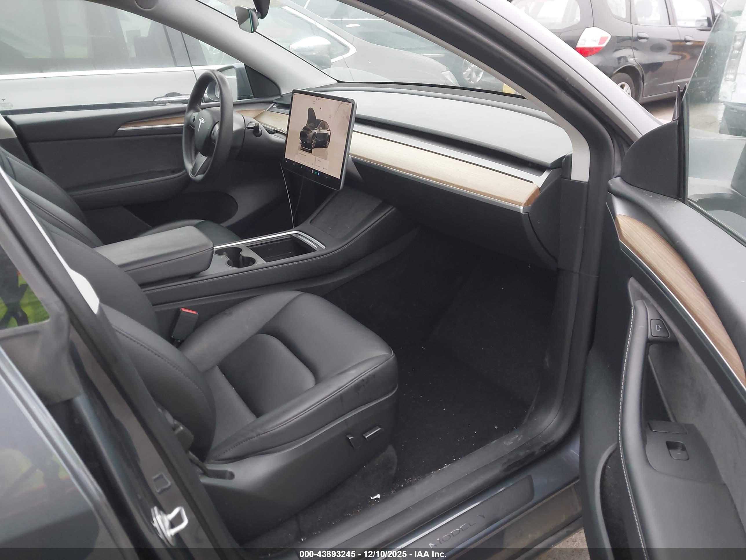 TESLA MODEL image 5