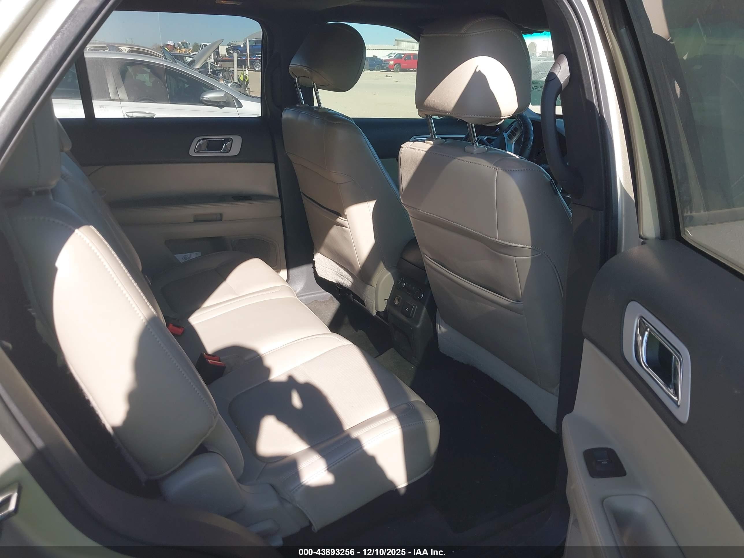 FORD EXPLORER image 8