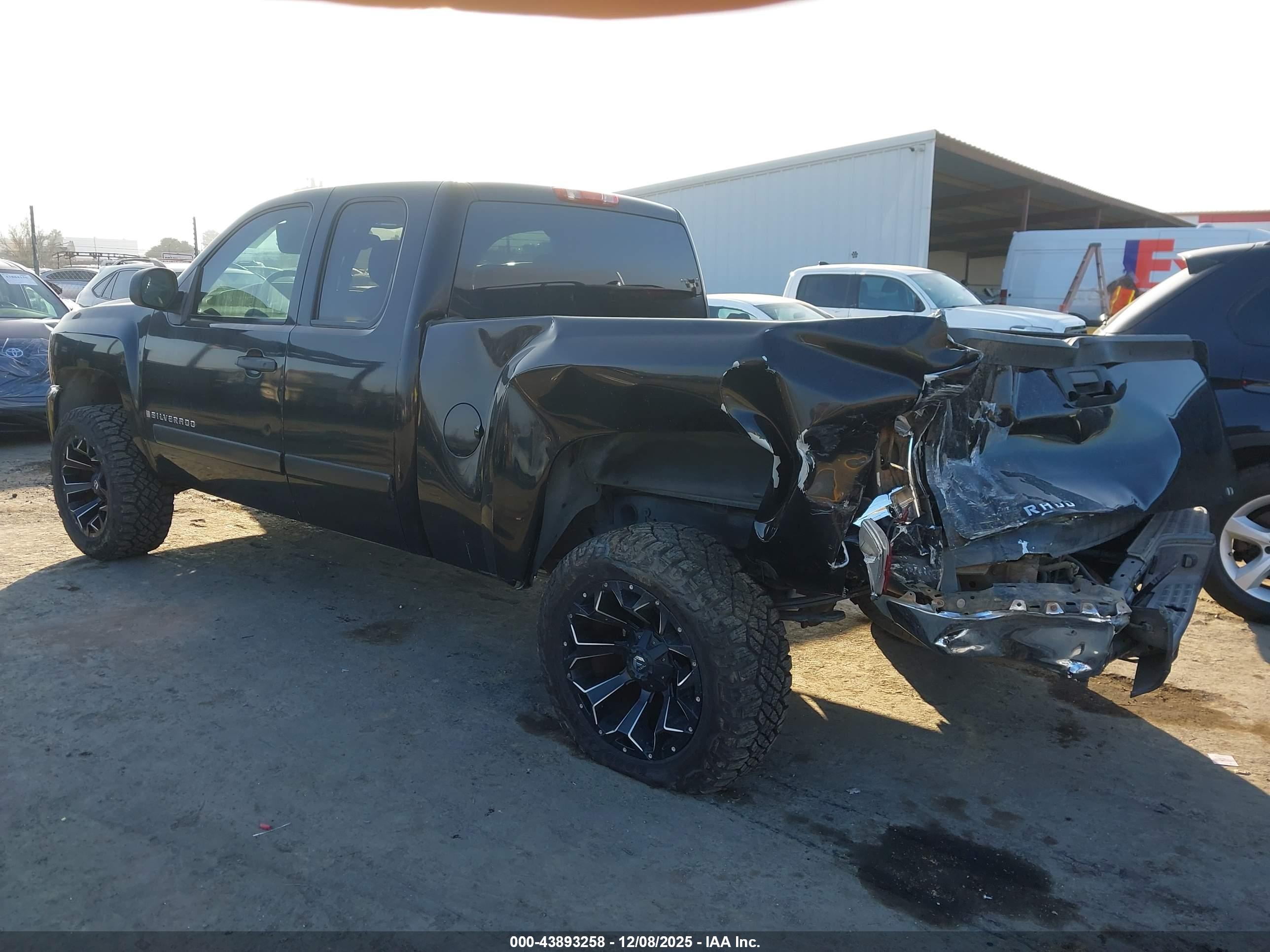 CHEVROLET SILVERADO image 3