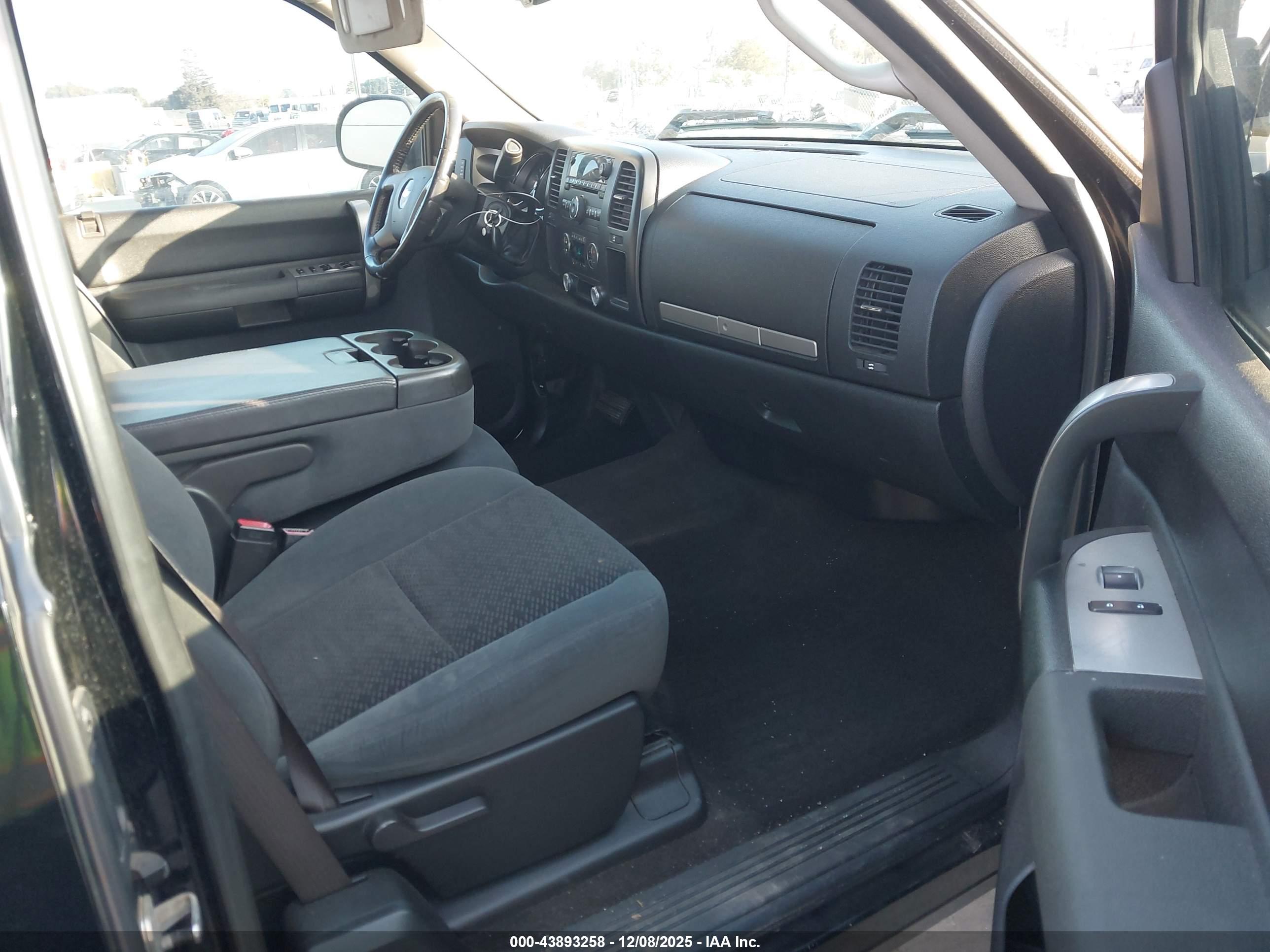 CHEVROLET SILVERADO image 5