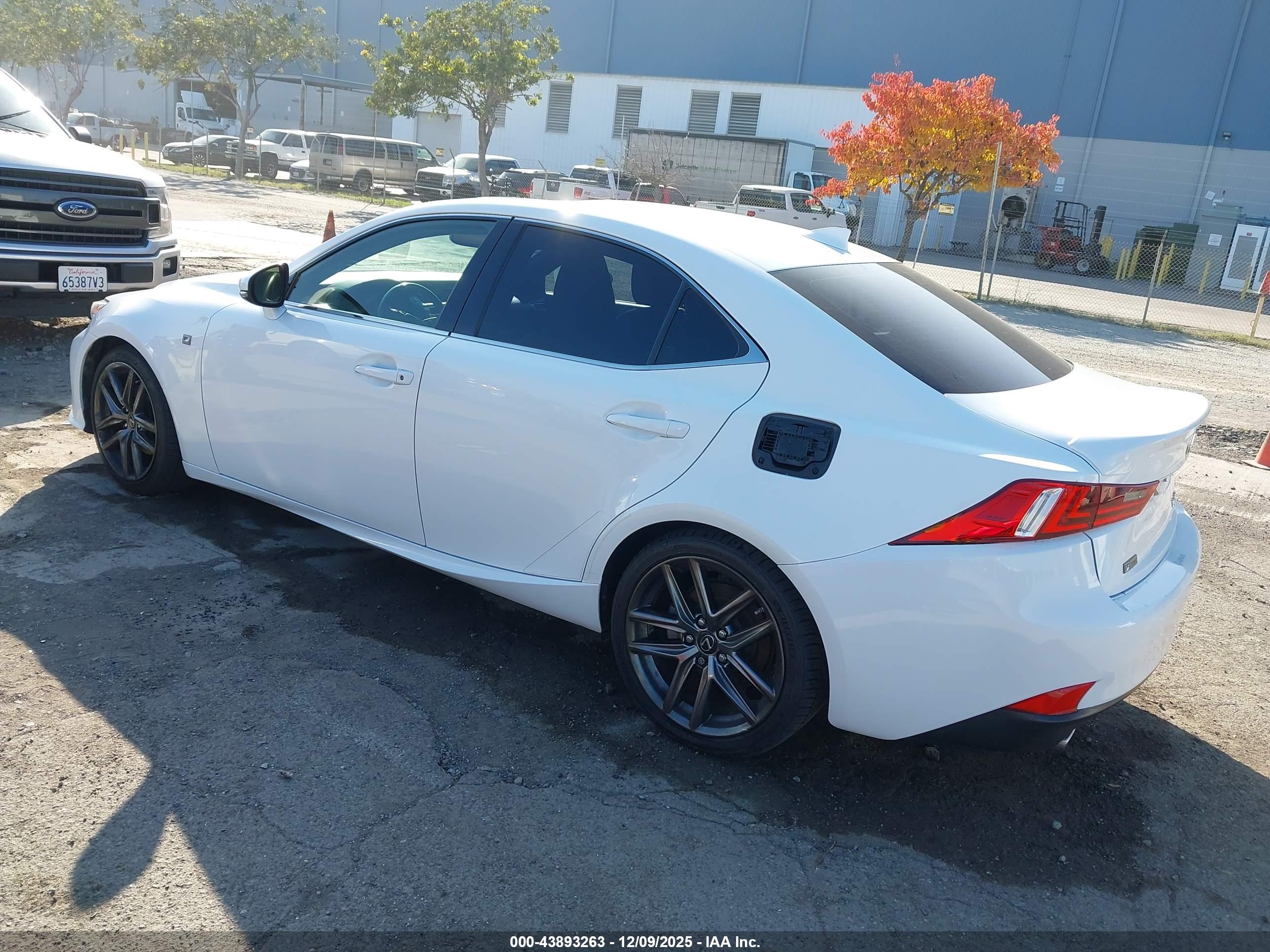 LEXUS IS image 3