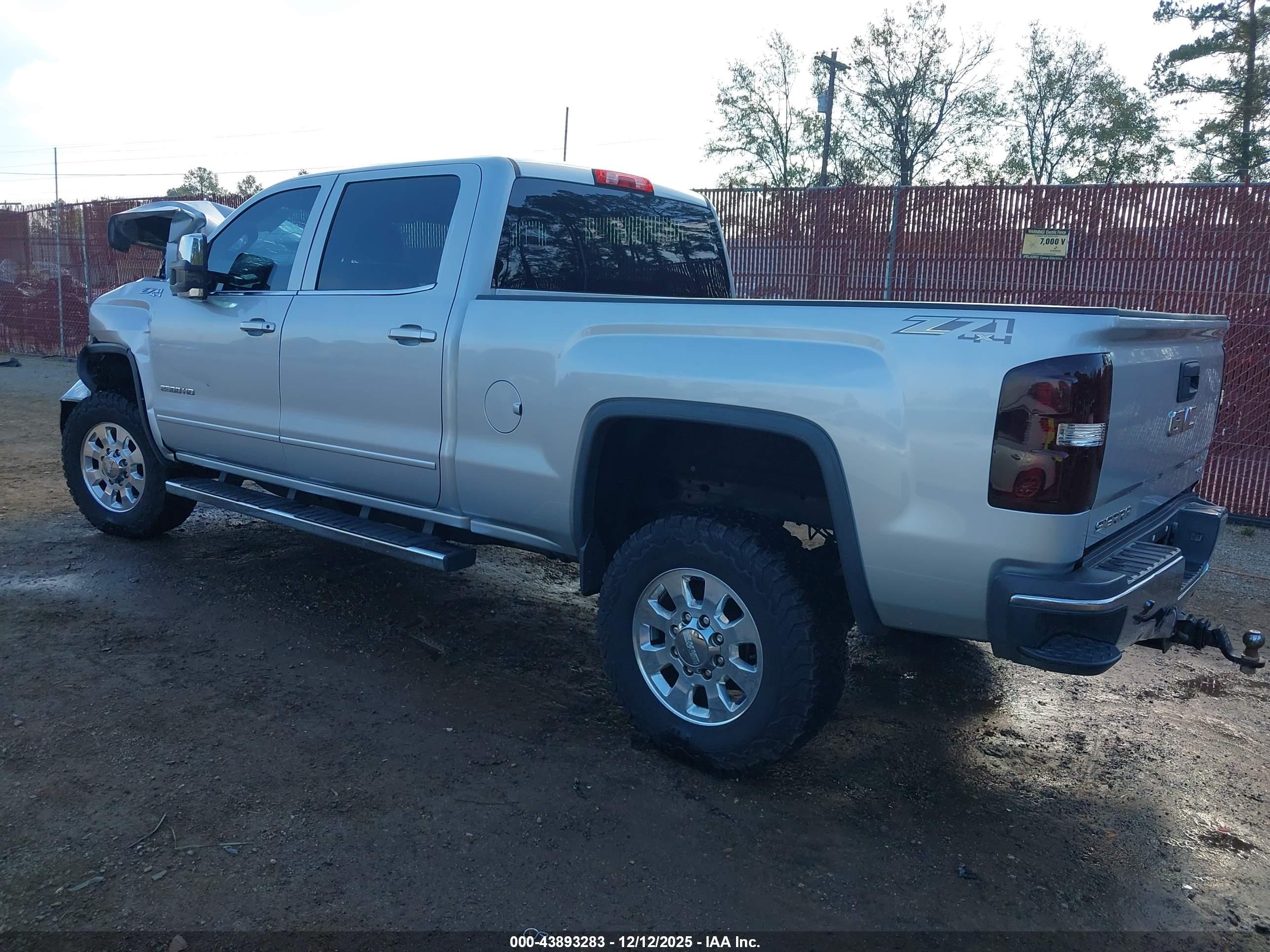 GMC SIERRA image 3