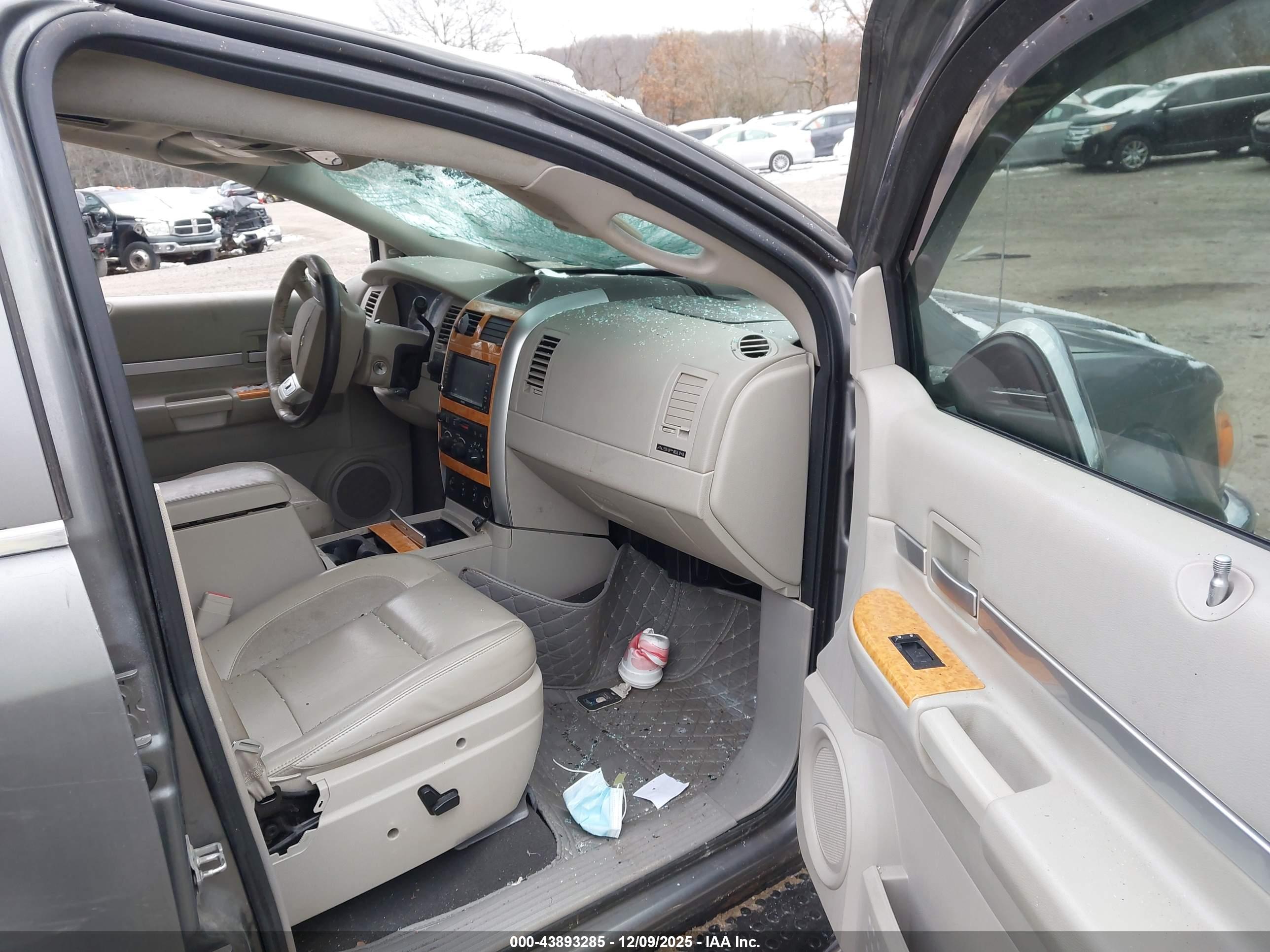CHRYSLER ASPEN image 5