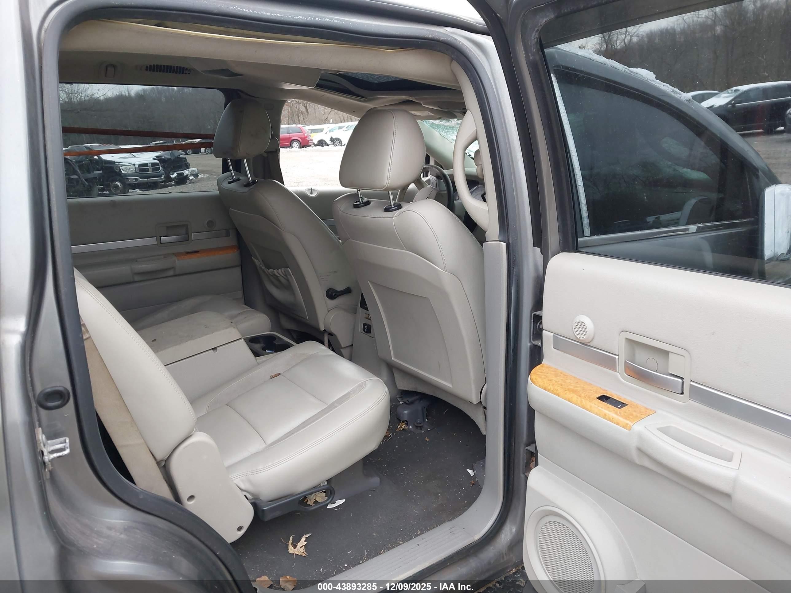 CHRYSLER ASPEN image 8