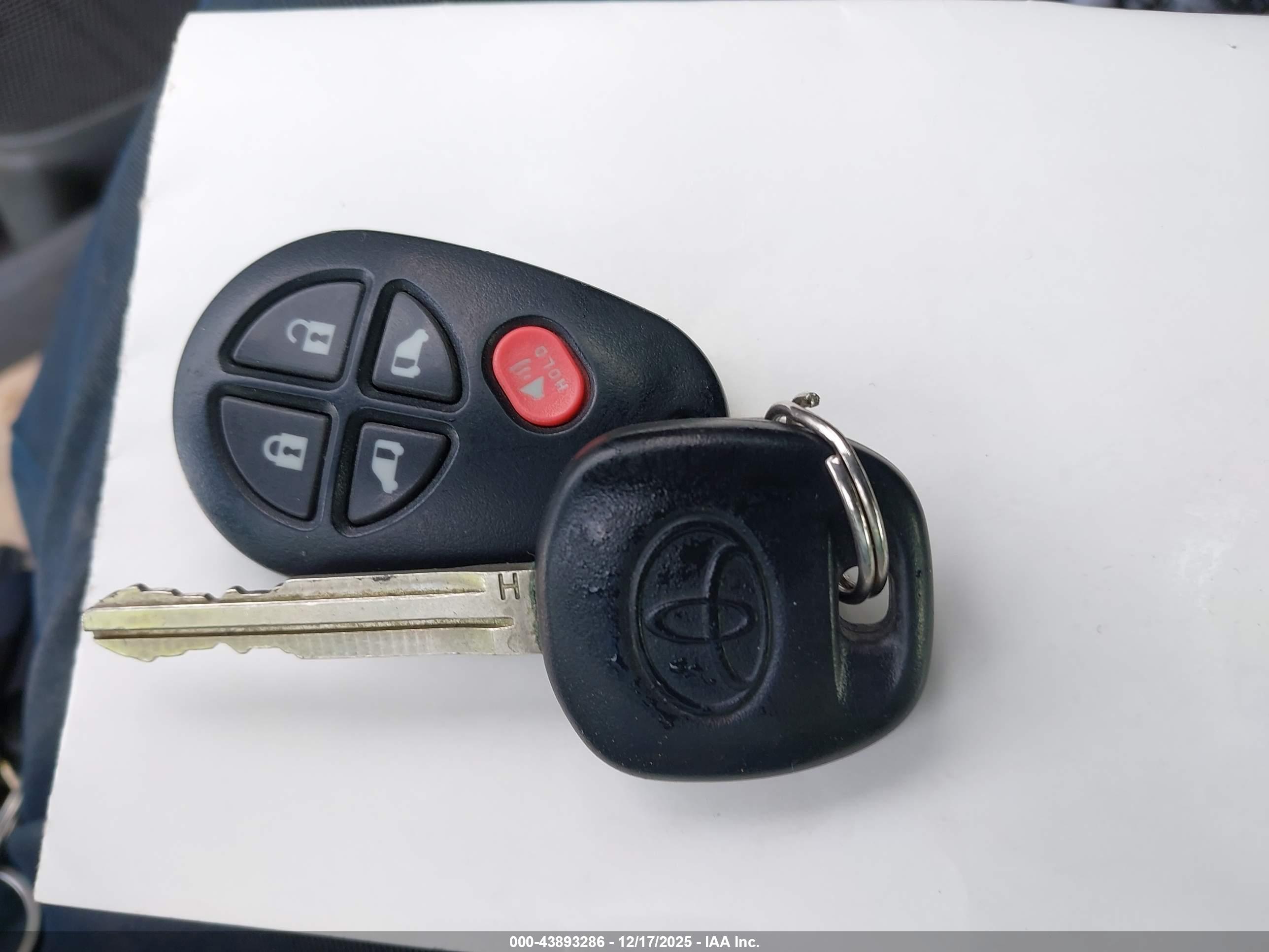 TOYOTA SIENNA image 11