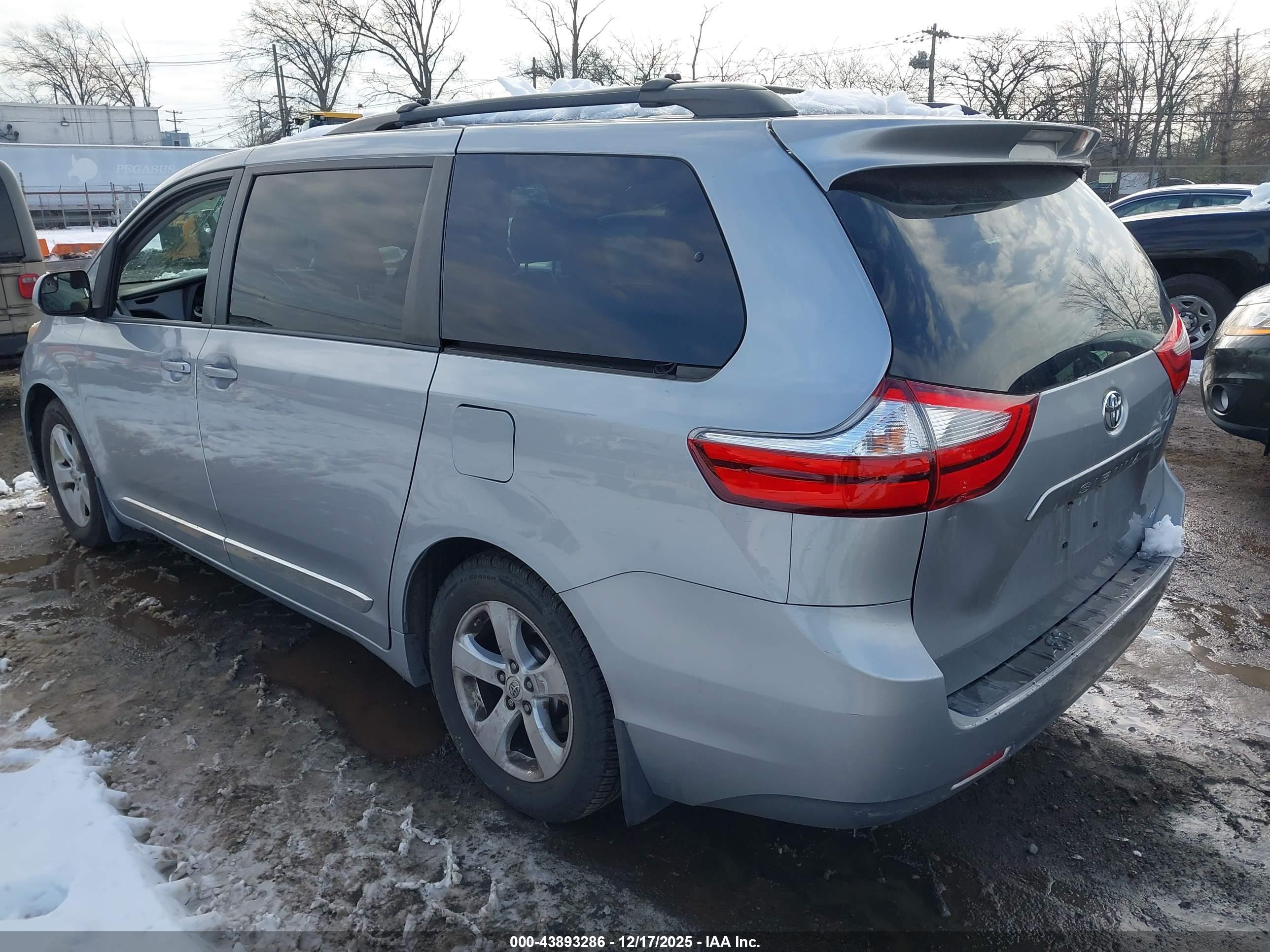 TOYOTA SIENNA image 3