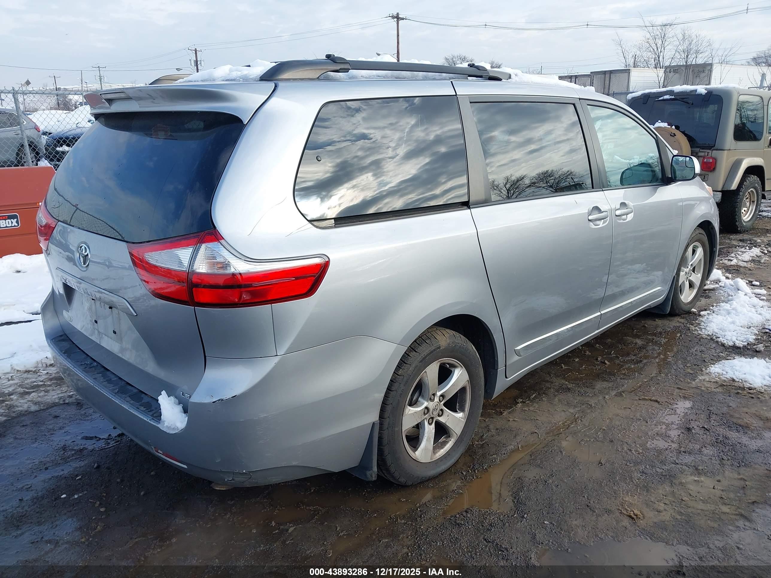 TOYOTA SIENNA image 4