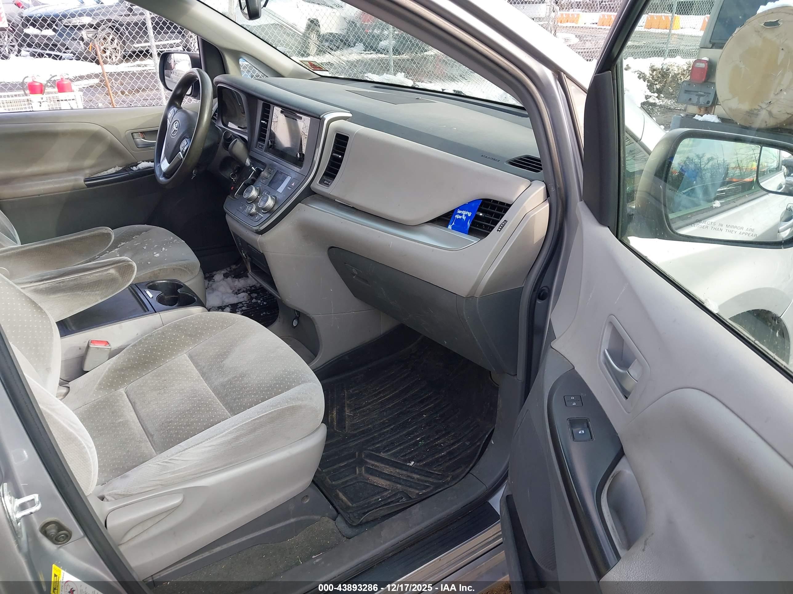 TOYOTA SIENNA image 5