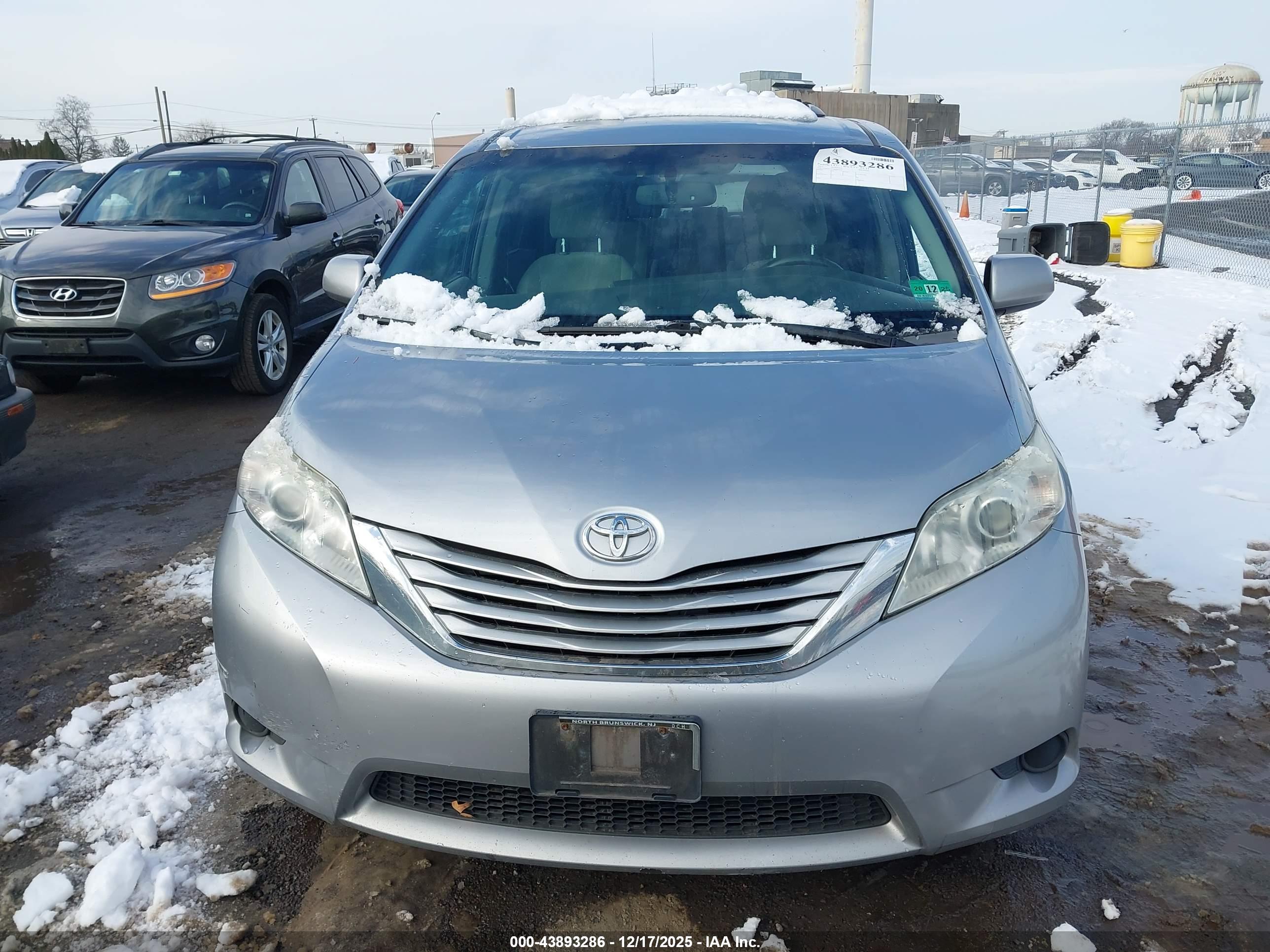 TOYOTA SIENNA image 6