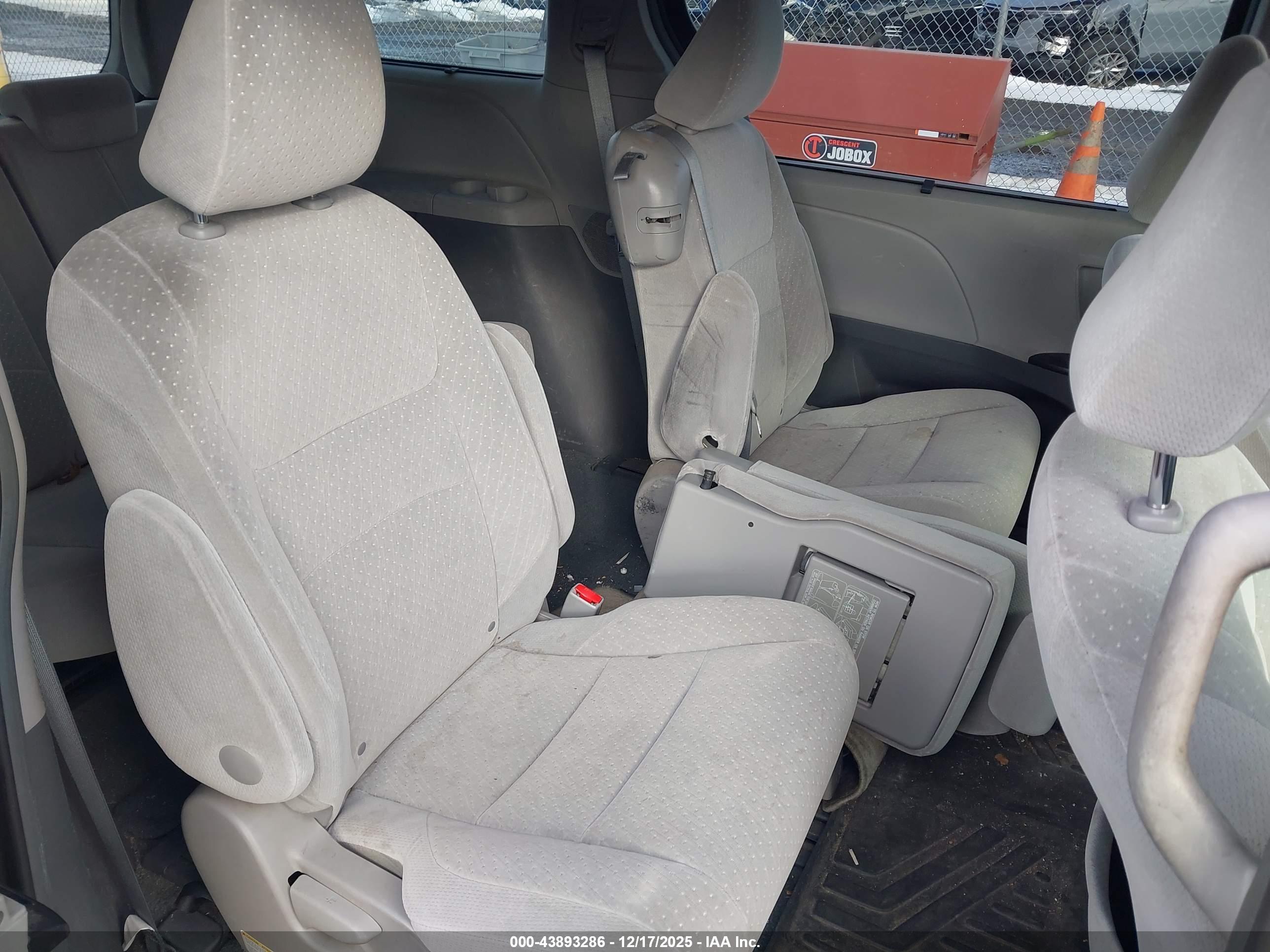 TOYOTA SIENNA image 8