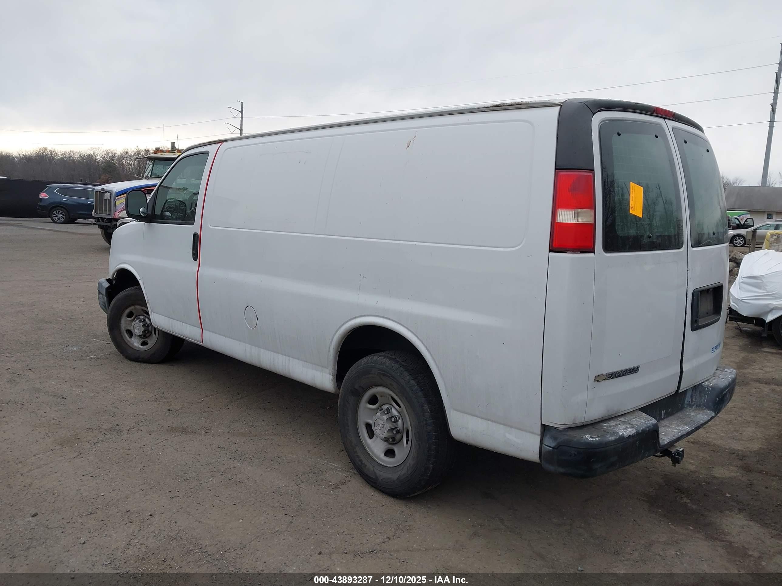 CHEVROLET EXPRESS image 3