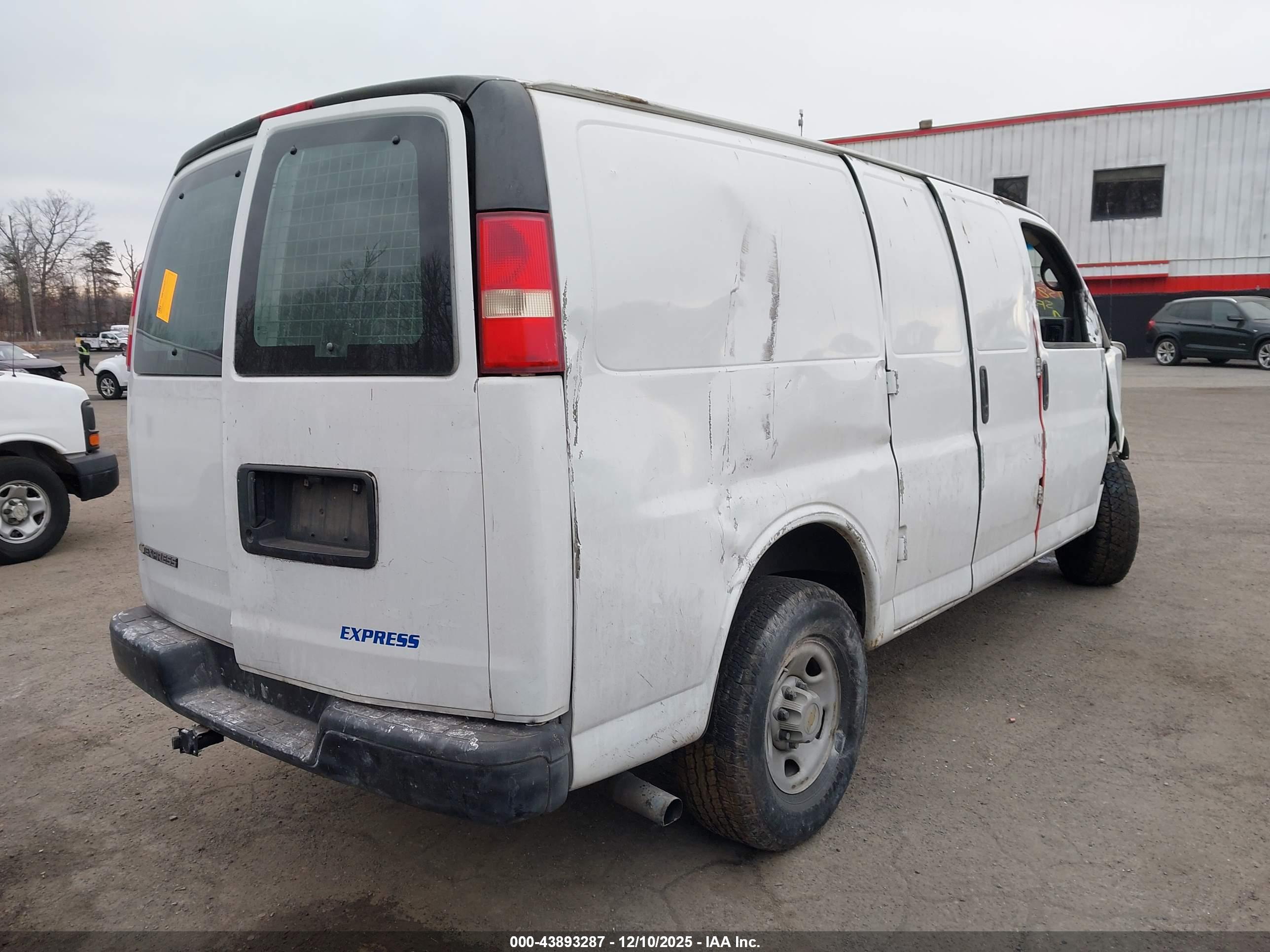 CHEVROLET EXPRESS image 4
