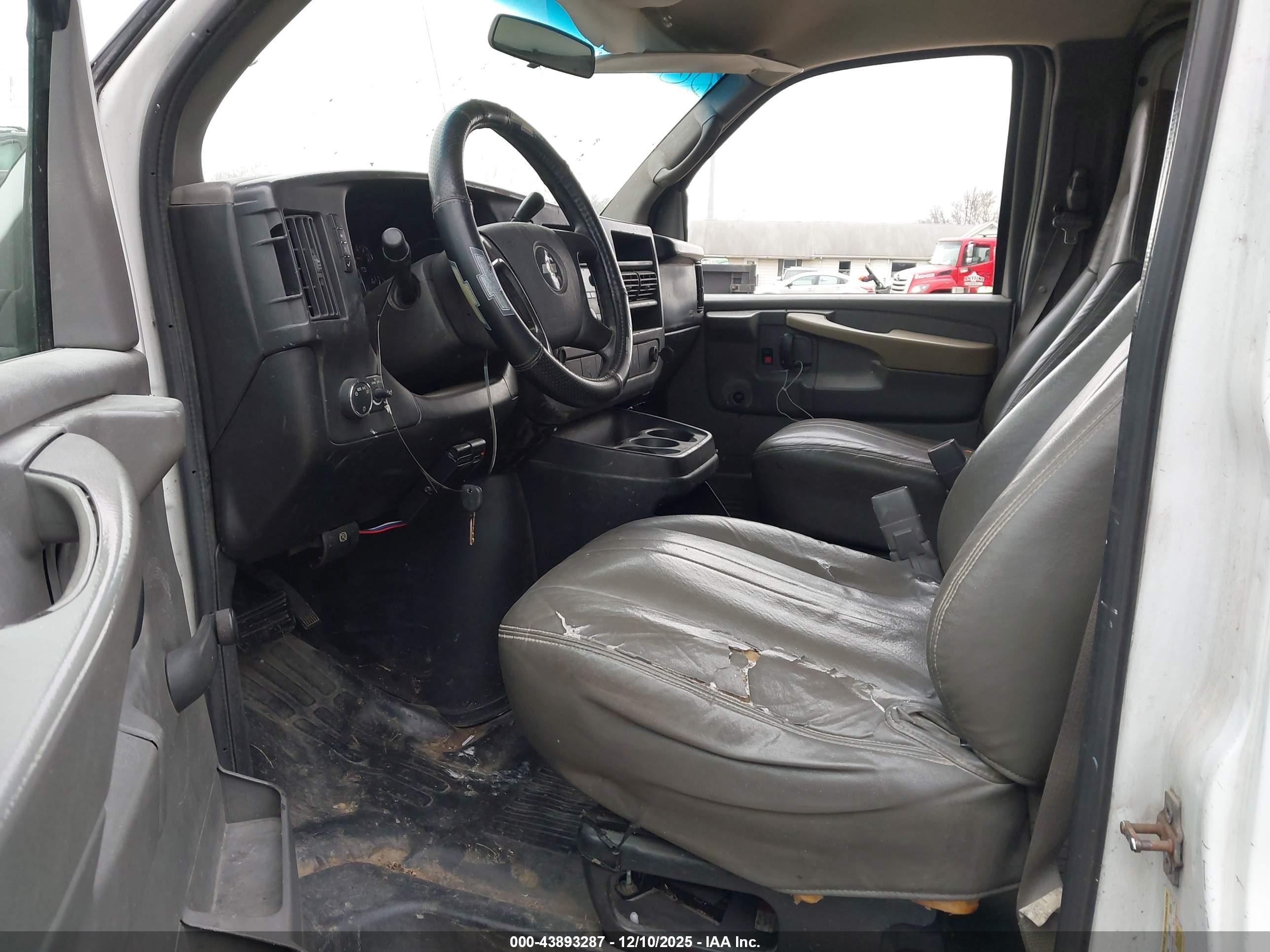 CHEVROLET EXPRESS image 5