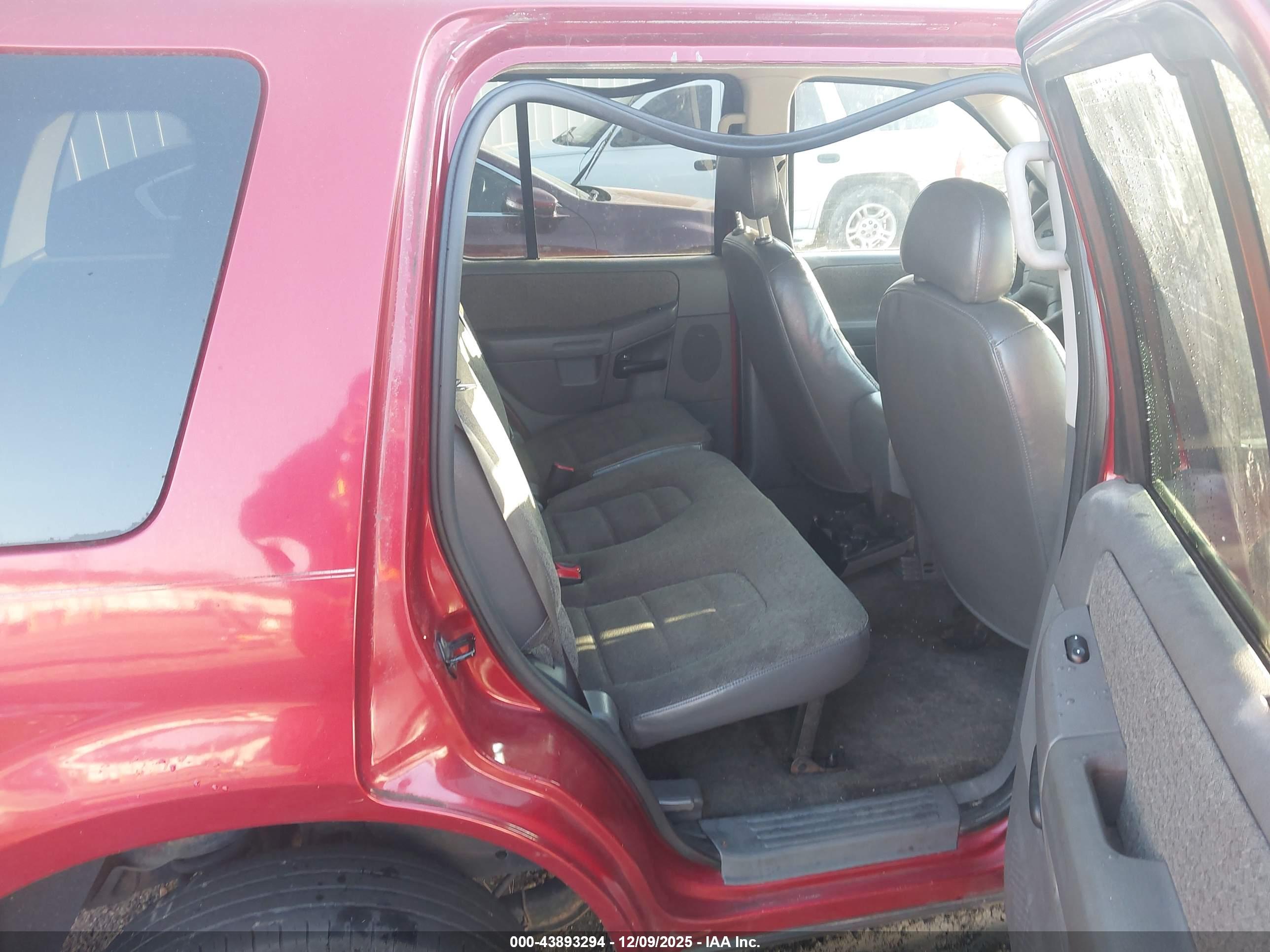 FORD EXPLORER image 8