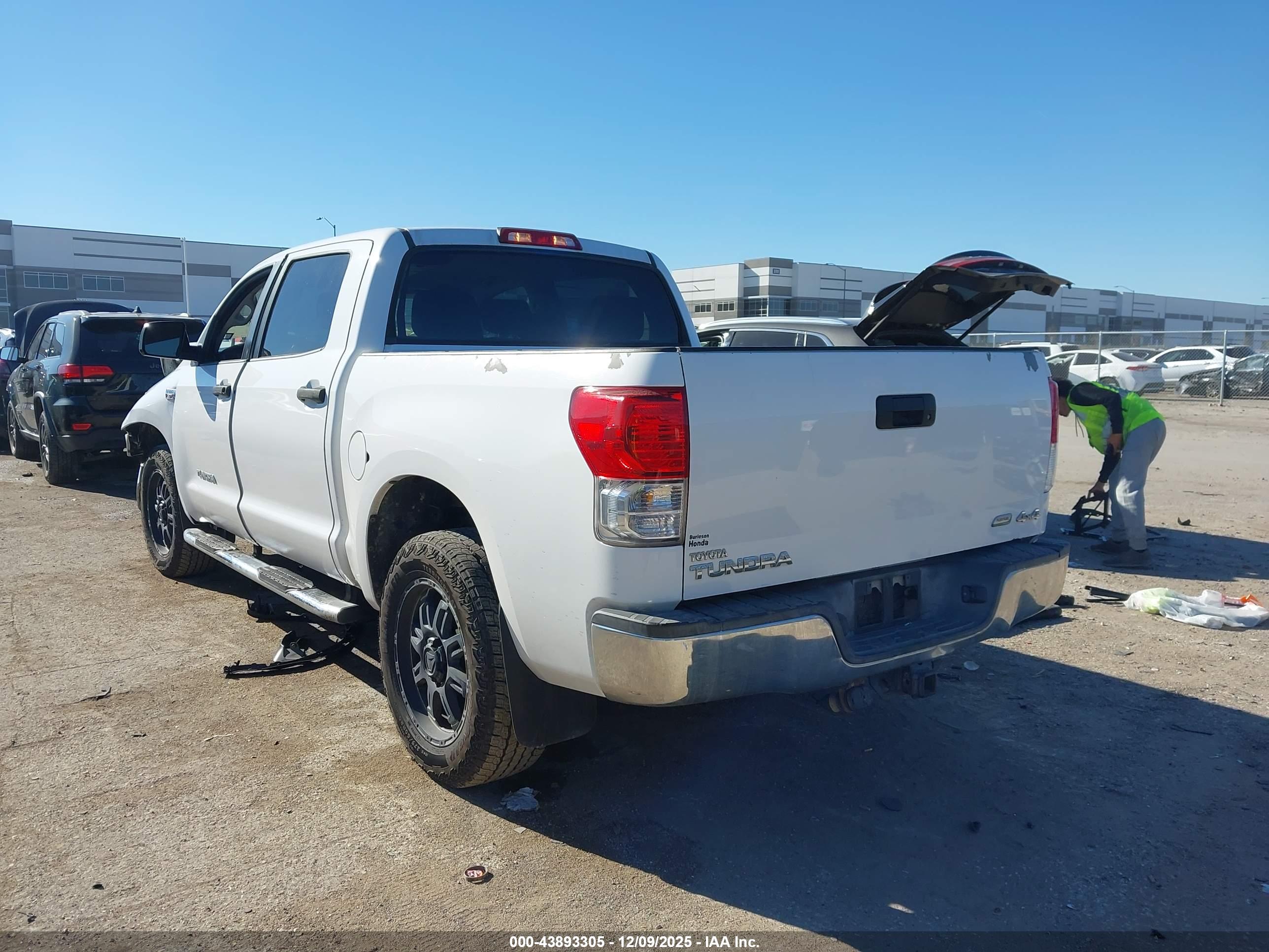 TOYOTA TUNDRA image 3