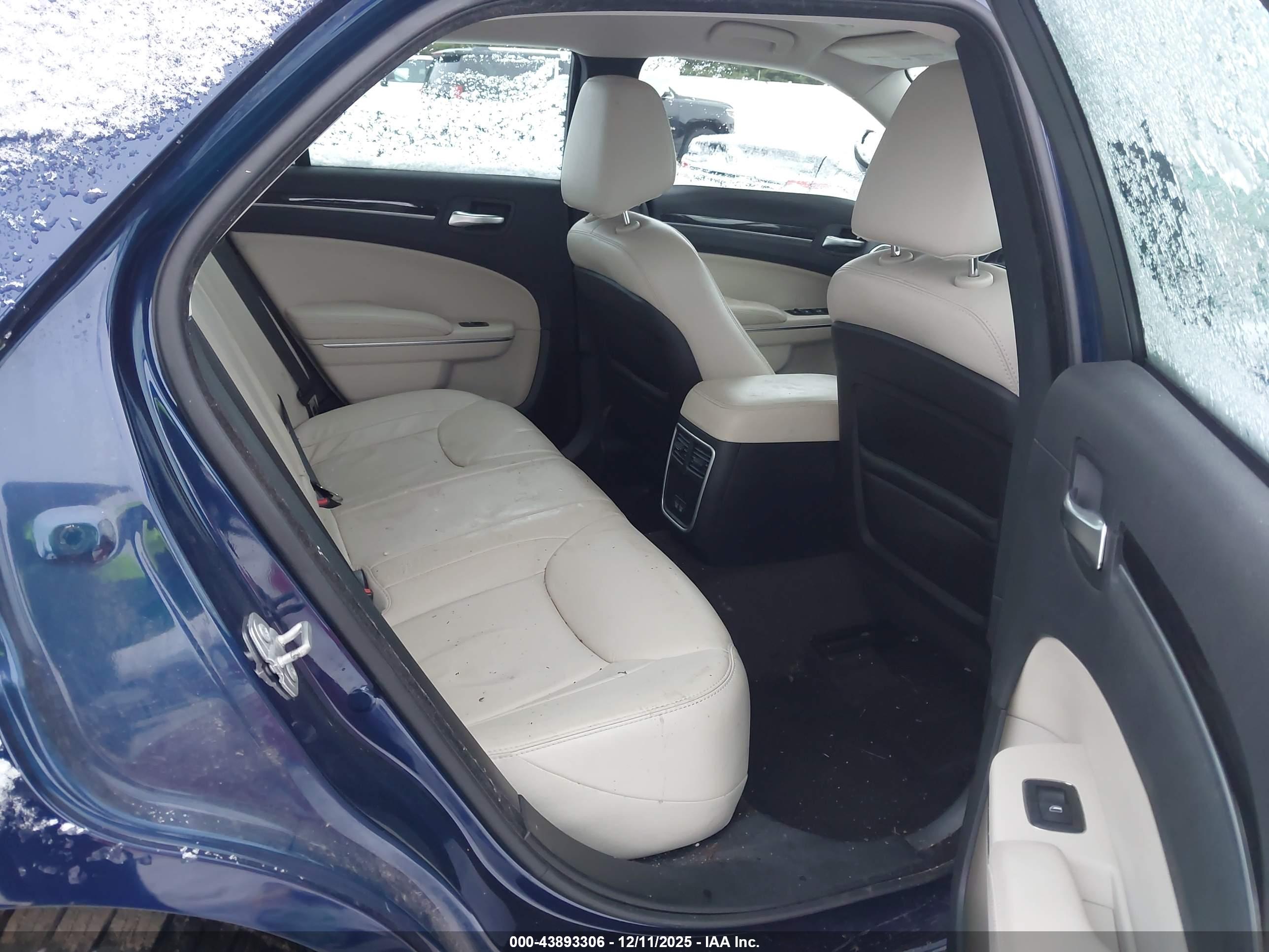 CHRYSLER 300 image 8