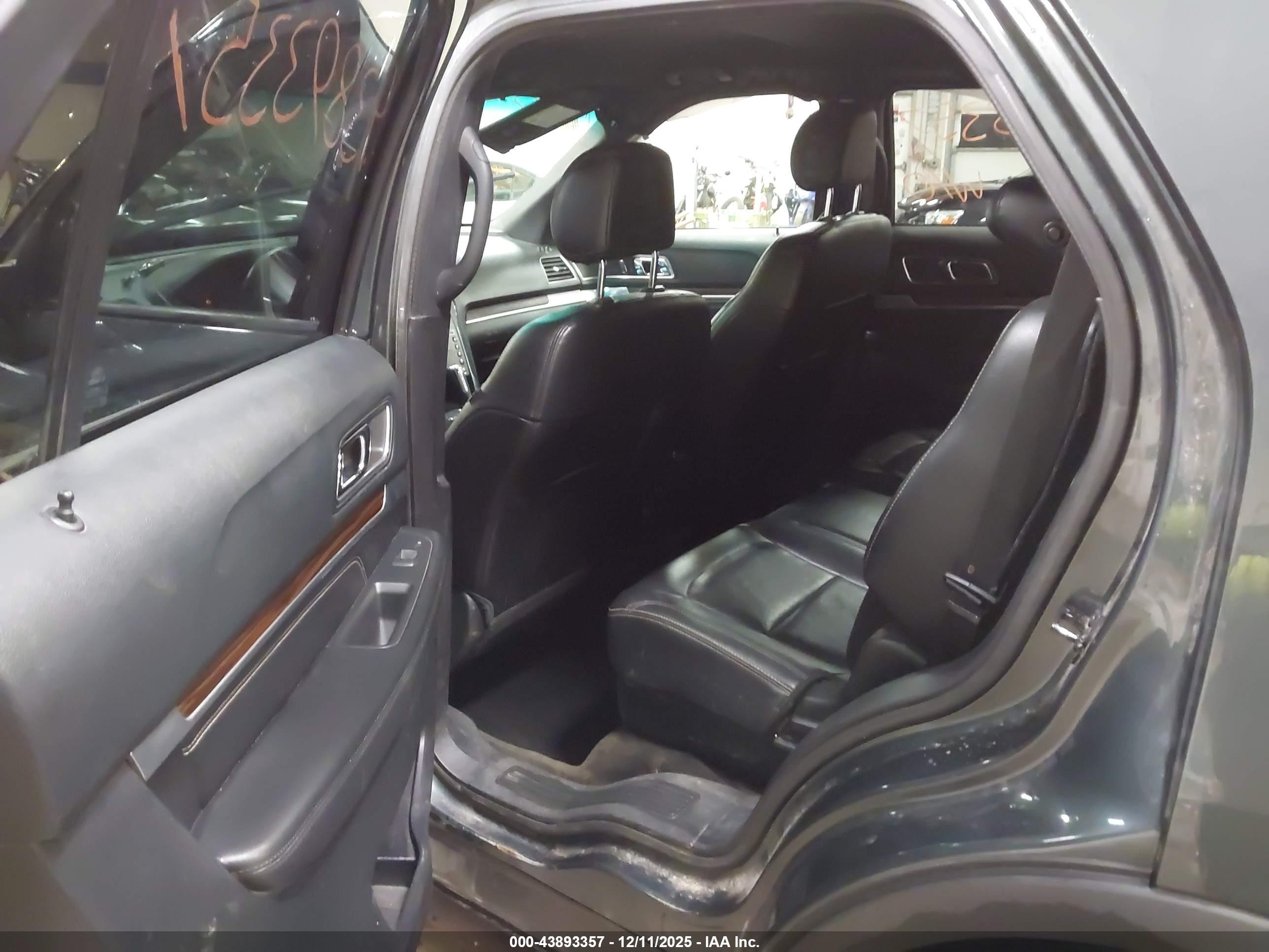 FORD EXPLORER image 8