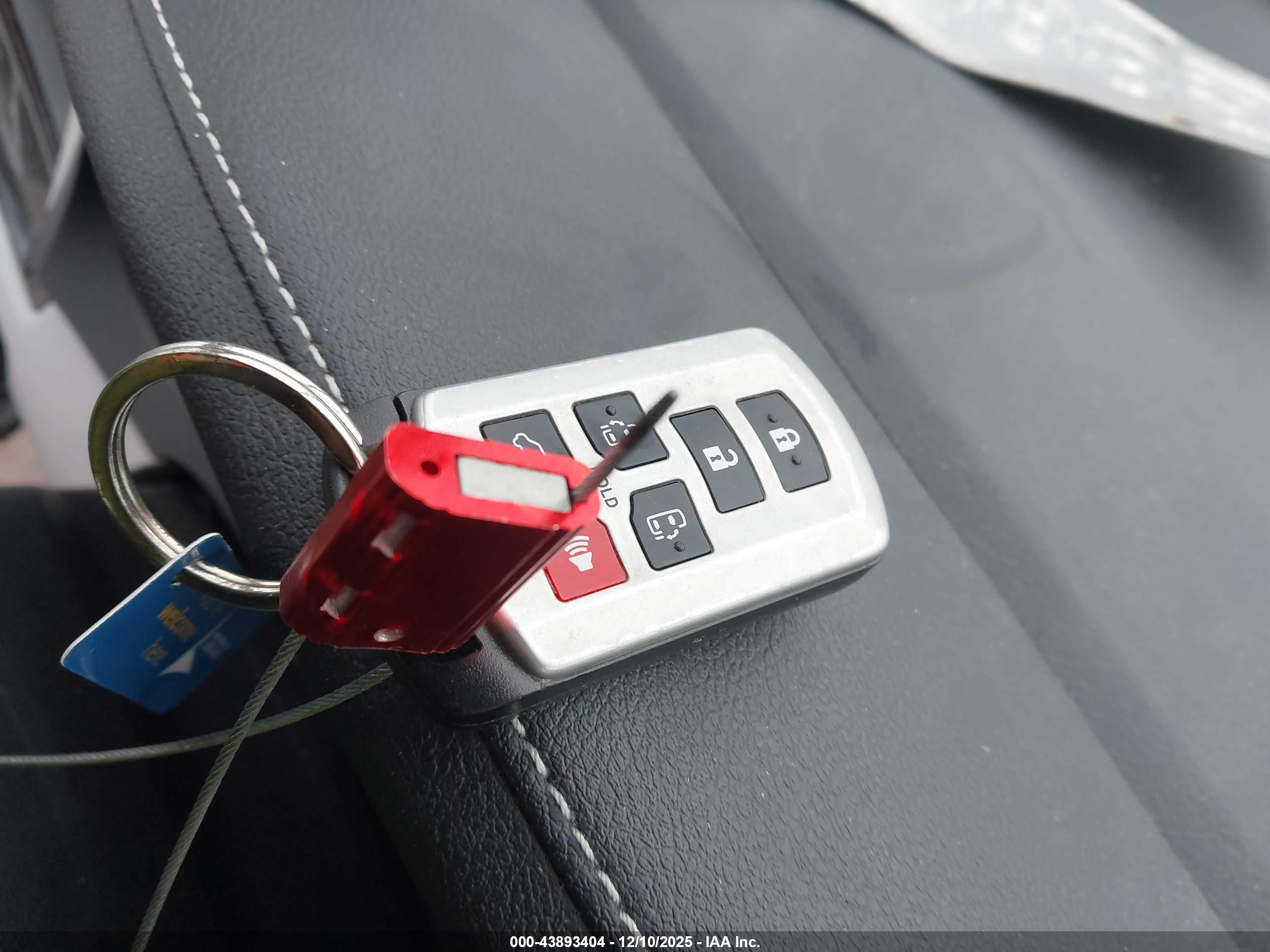TOYOTA SIENNA image 11