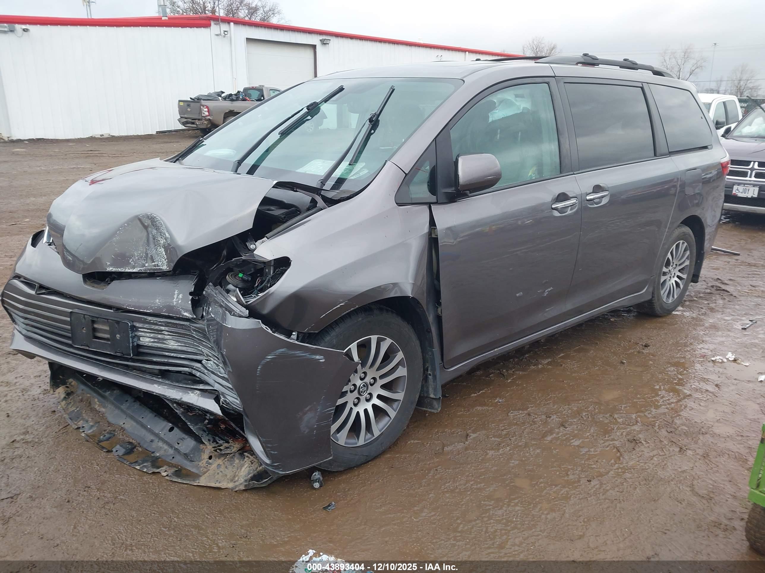 TOYOTA SIENNA image 2