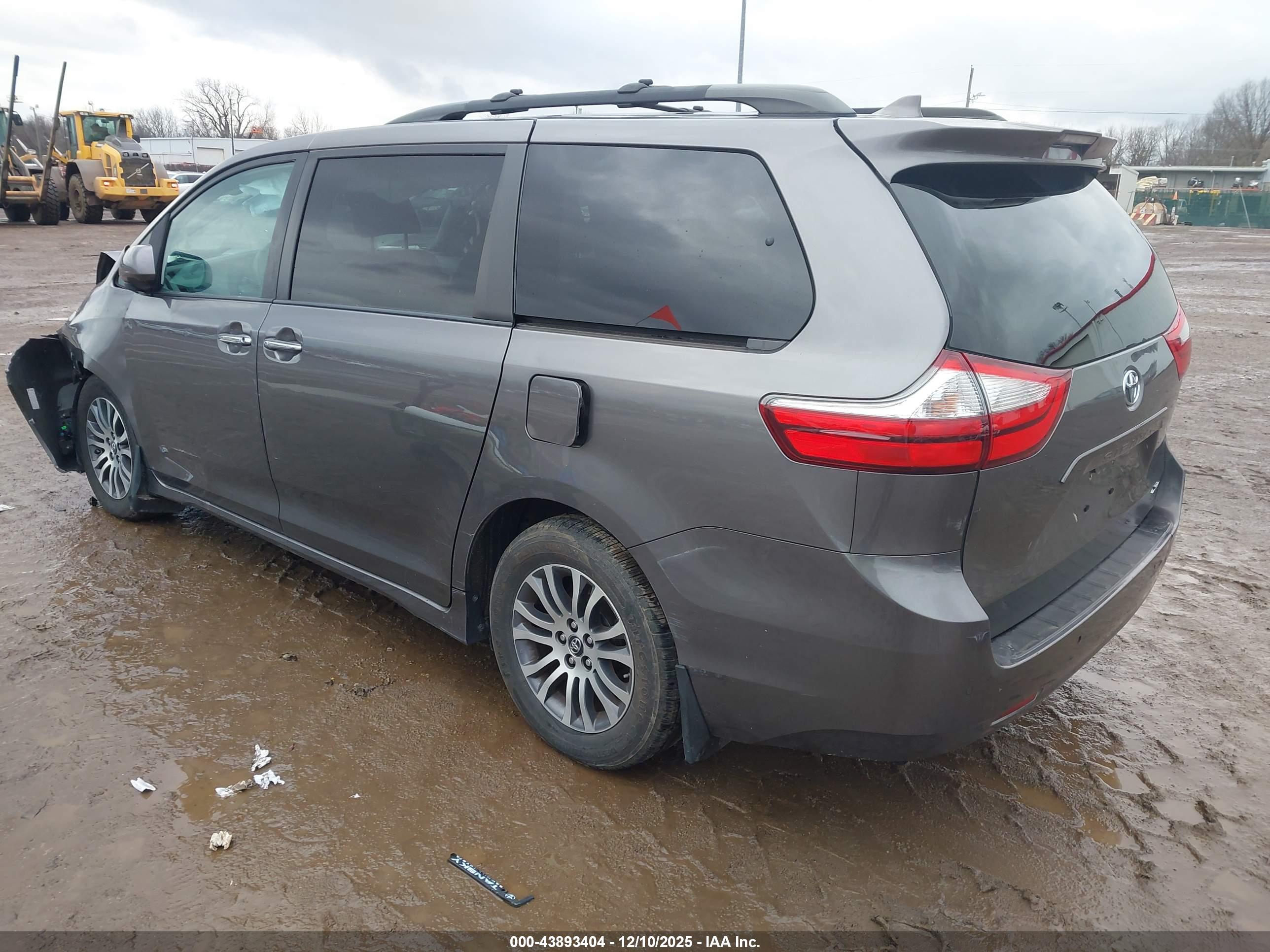 TOYOTA SIENNA image 3