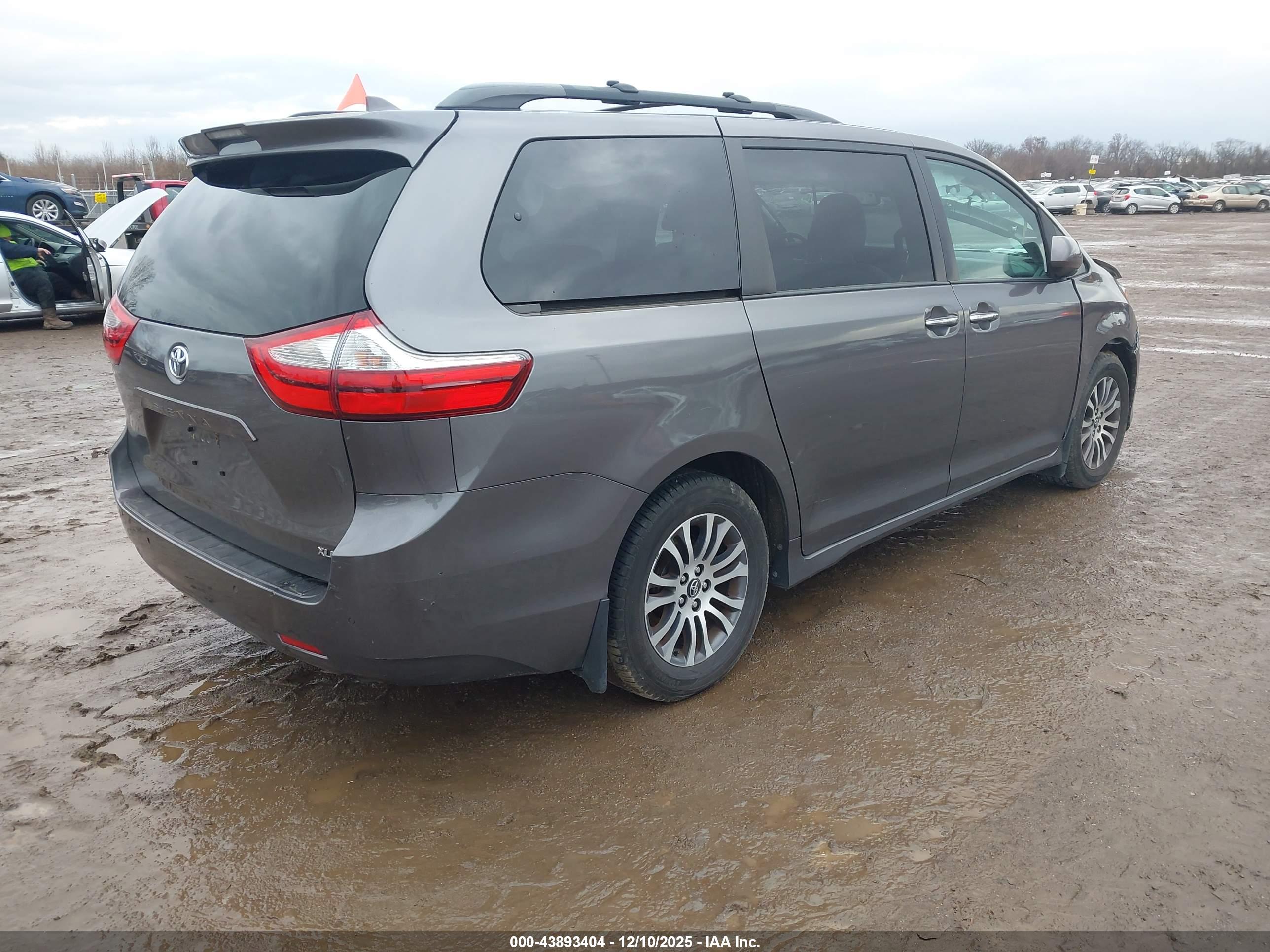 TOYOTA SIENNA image 4