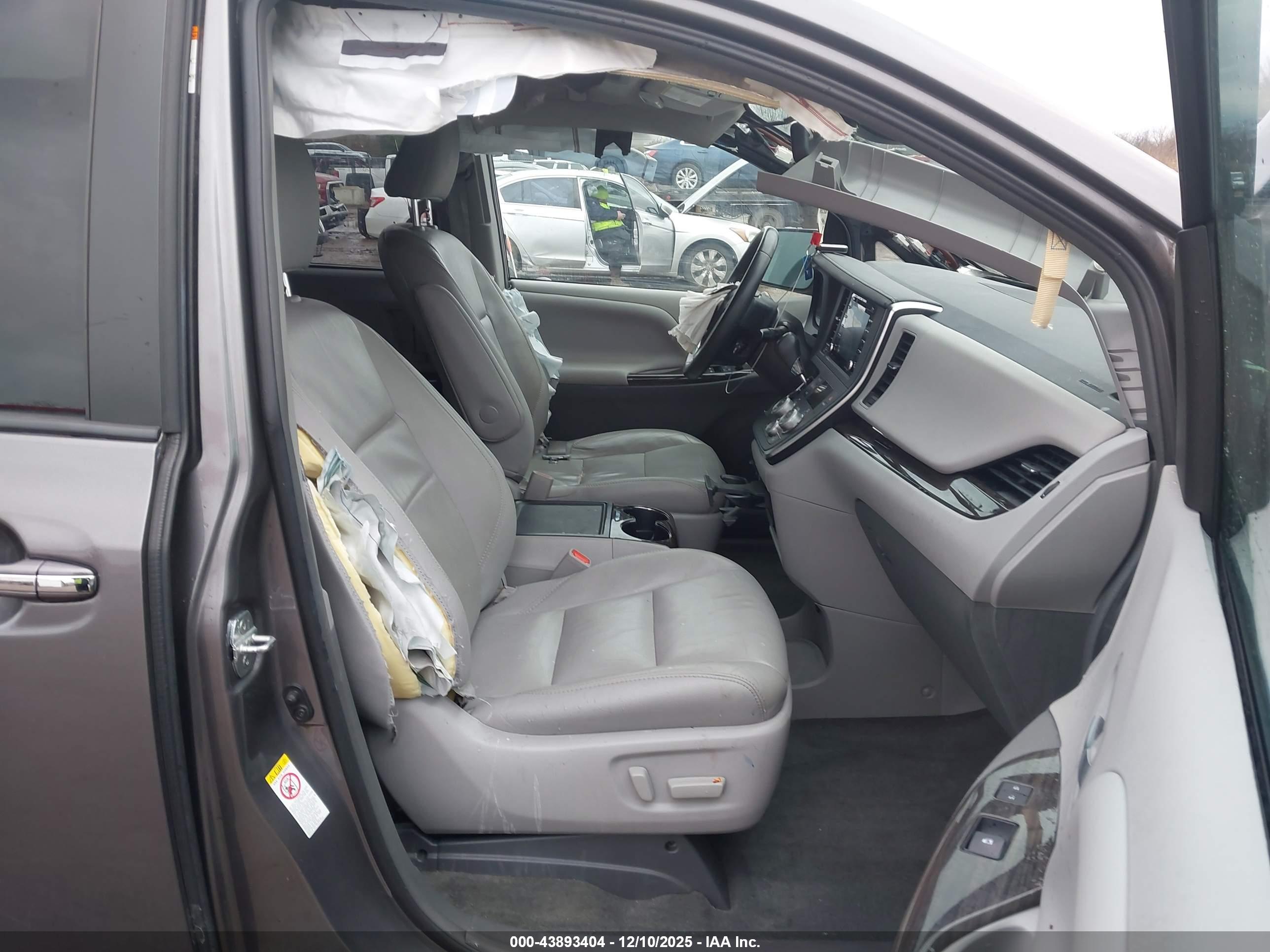 TOYOTA SIENNA image 5
