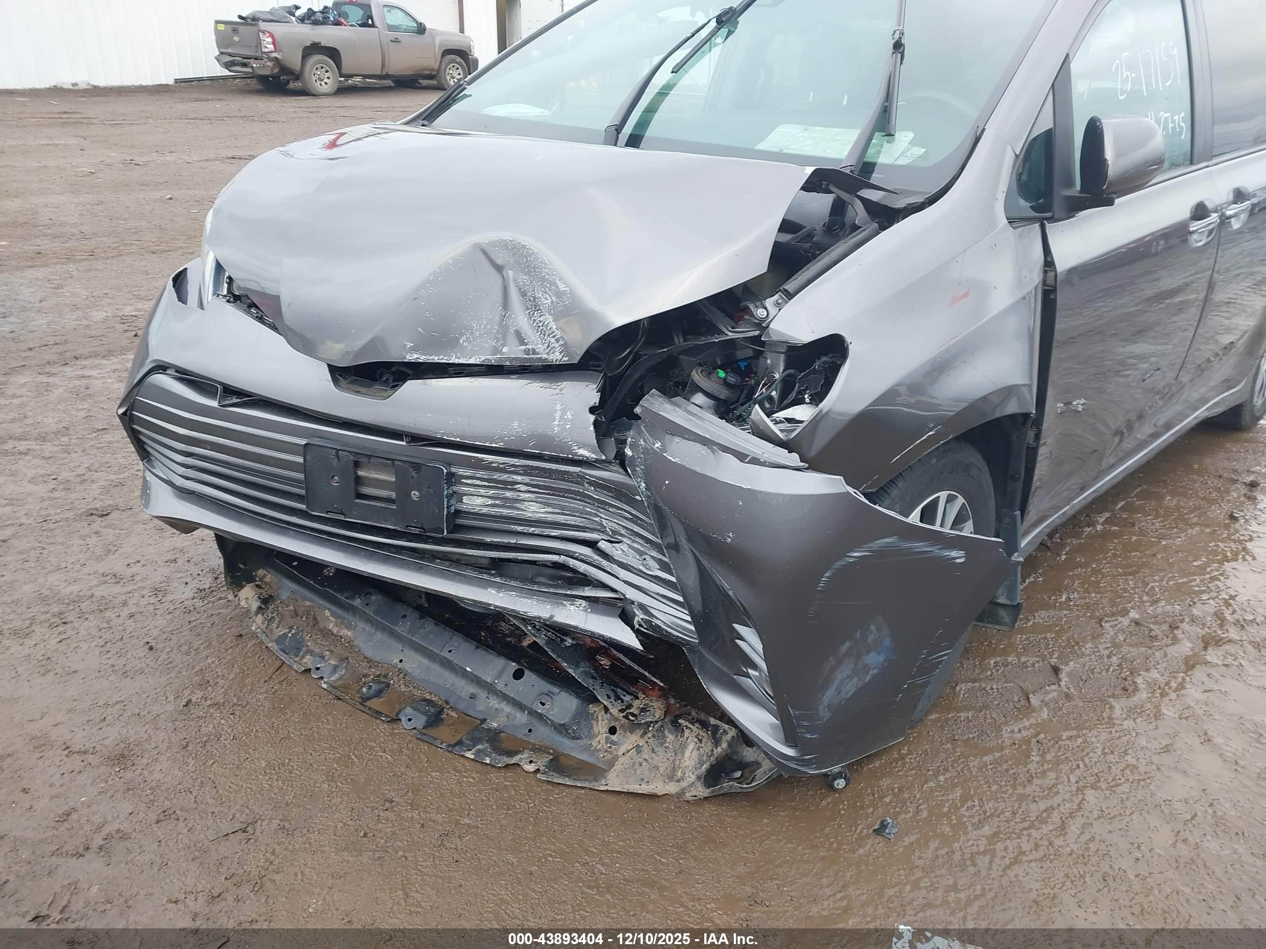 TOYOTA SIENNA image 6