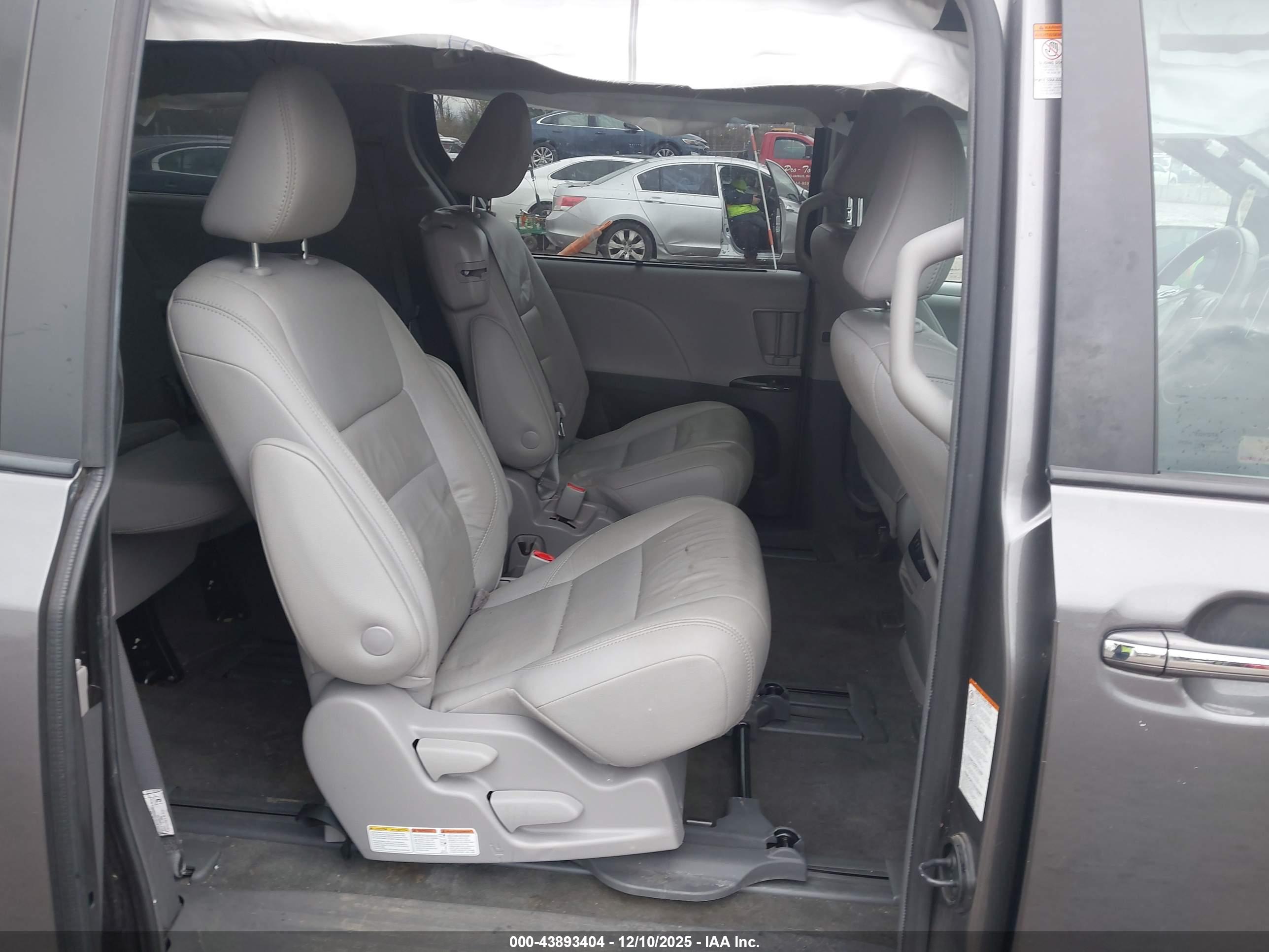 TOYOTA SIENNA image 8