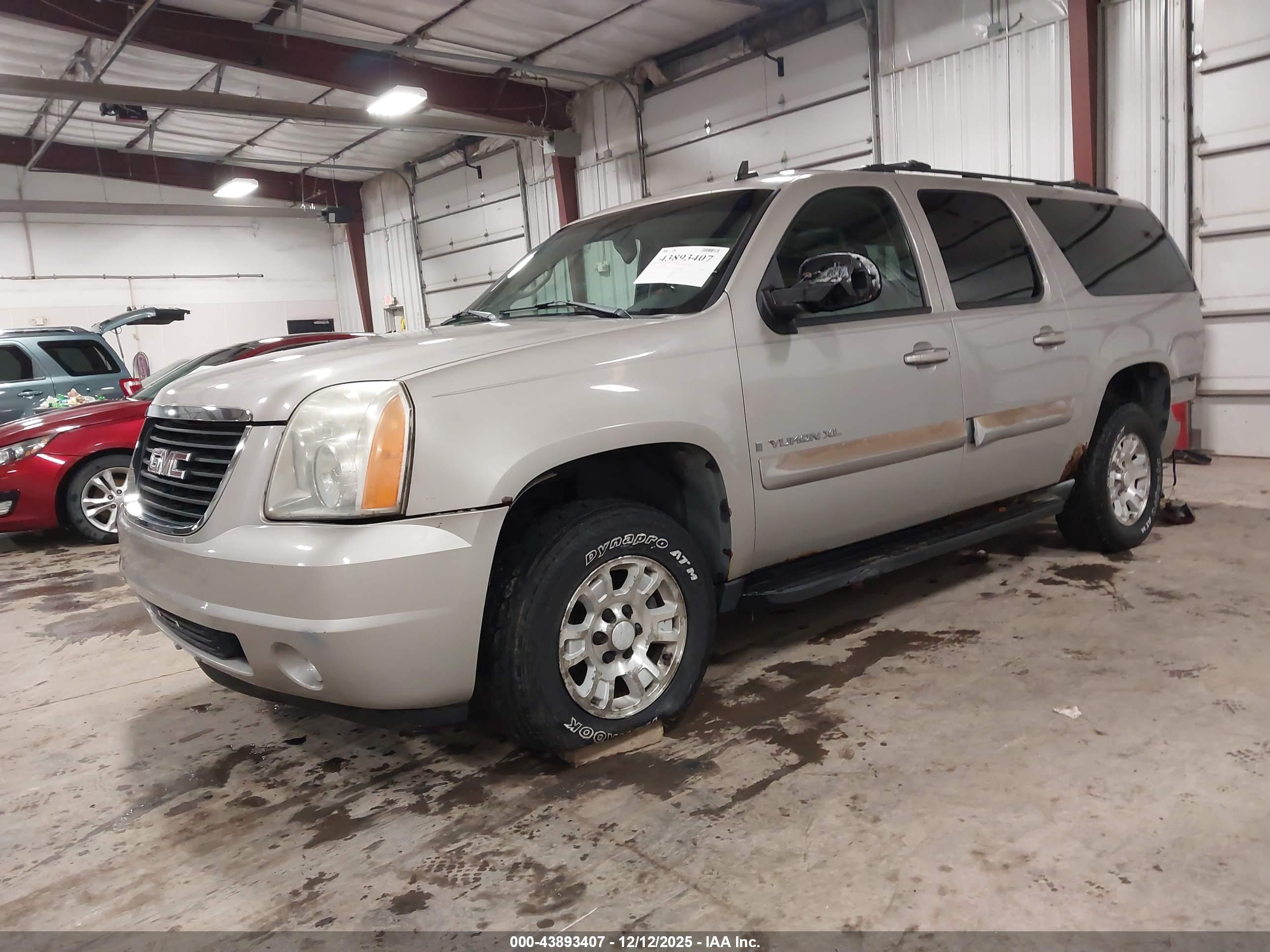 GMC YUKON image 2