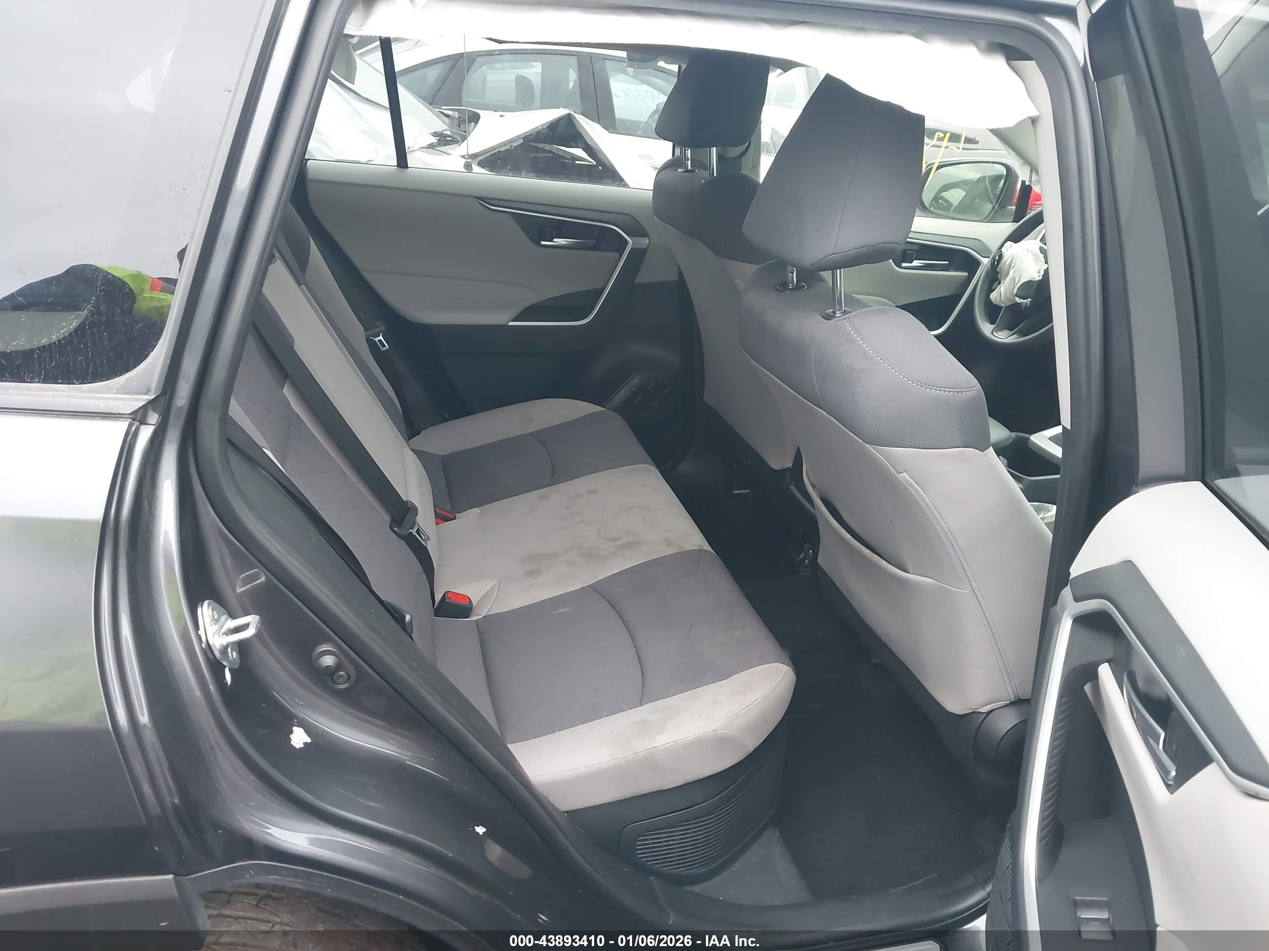 TOYOTA RAV4 image 8