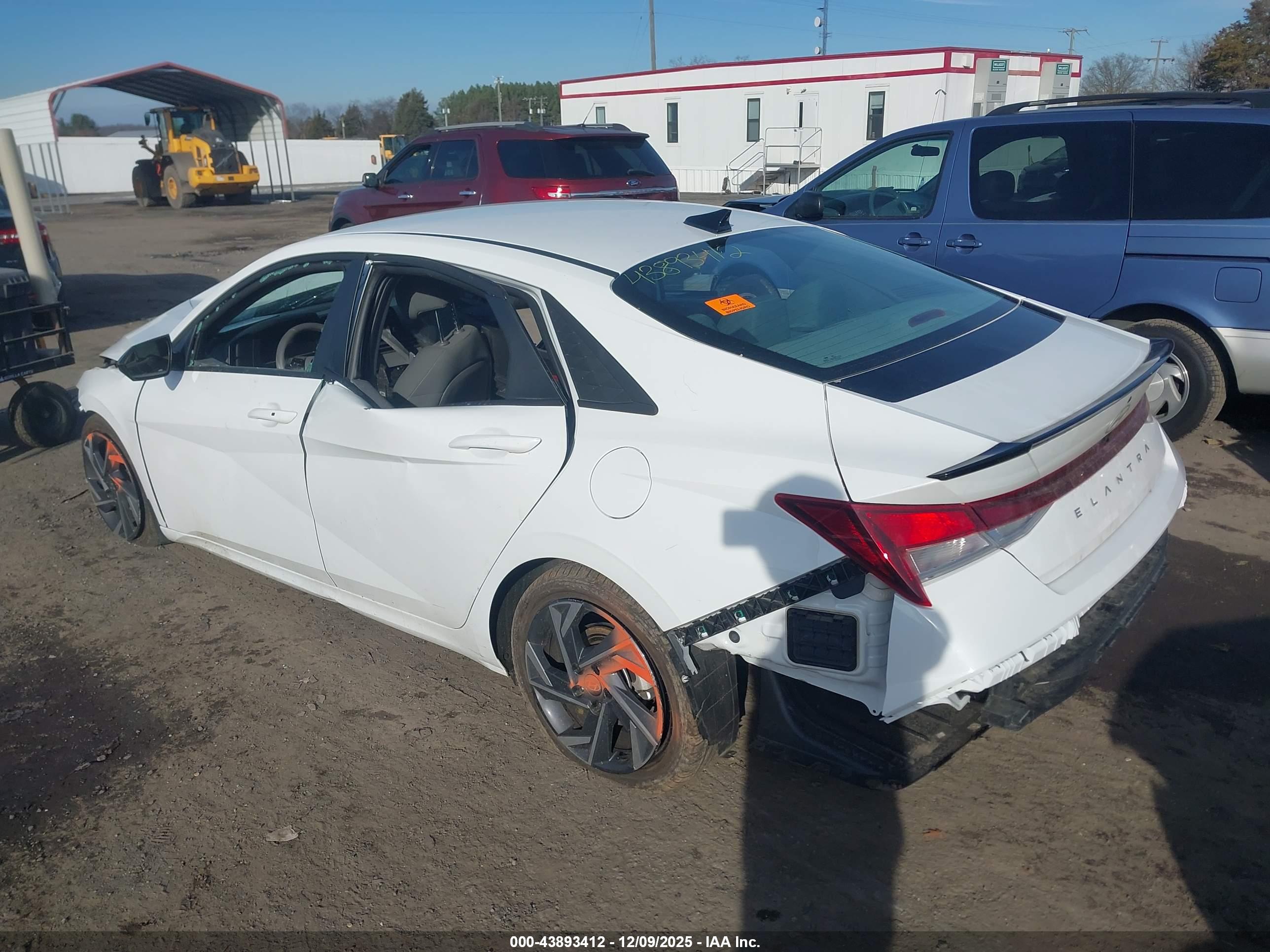 HYUNDAI ELANTRA image 3