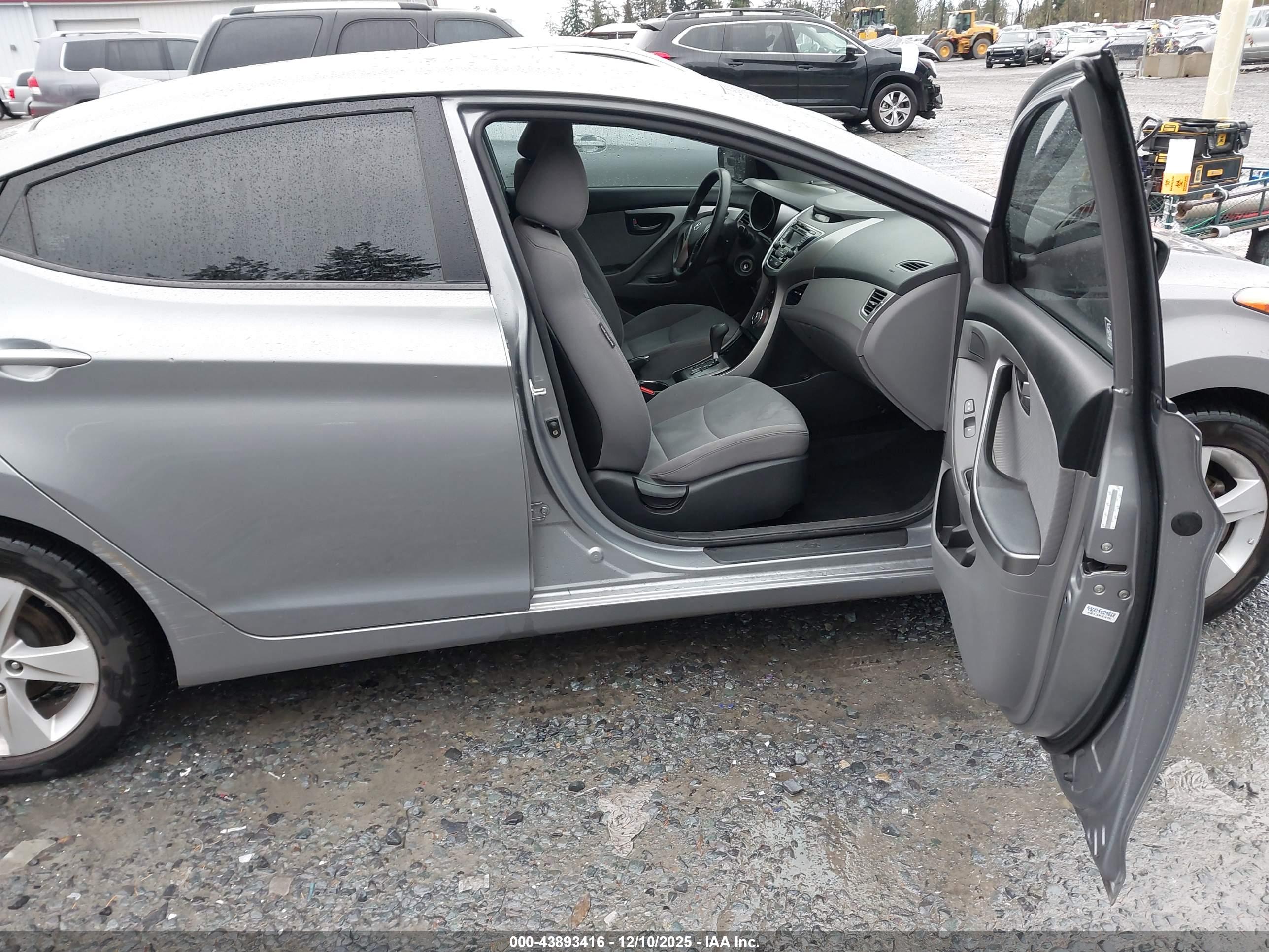 HYUNDAI ELANTRA image 5