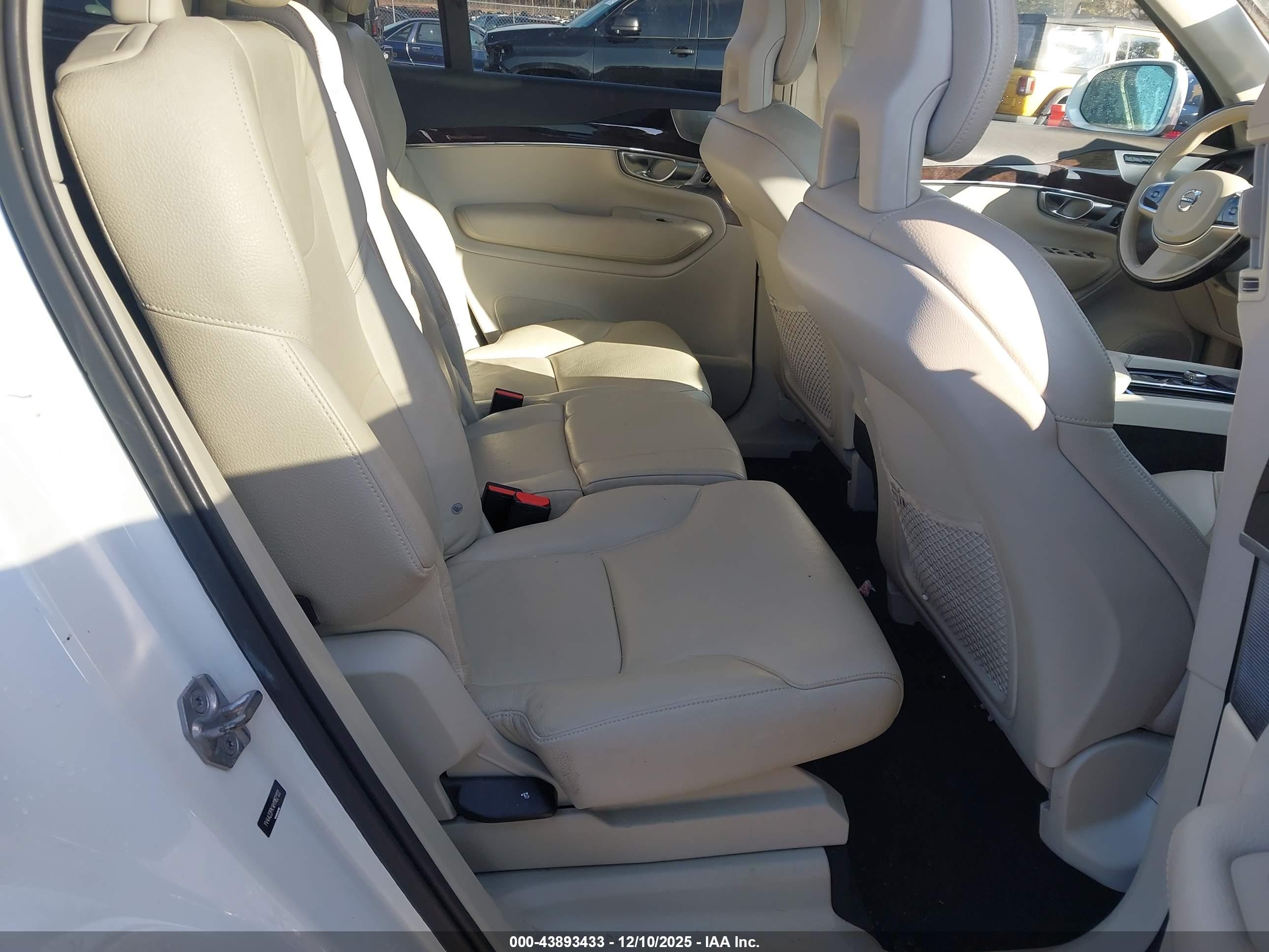 VOLVO XC90 image 8
