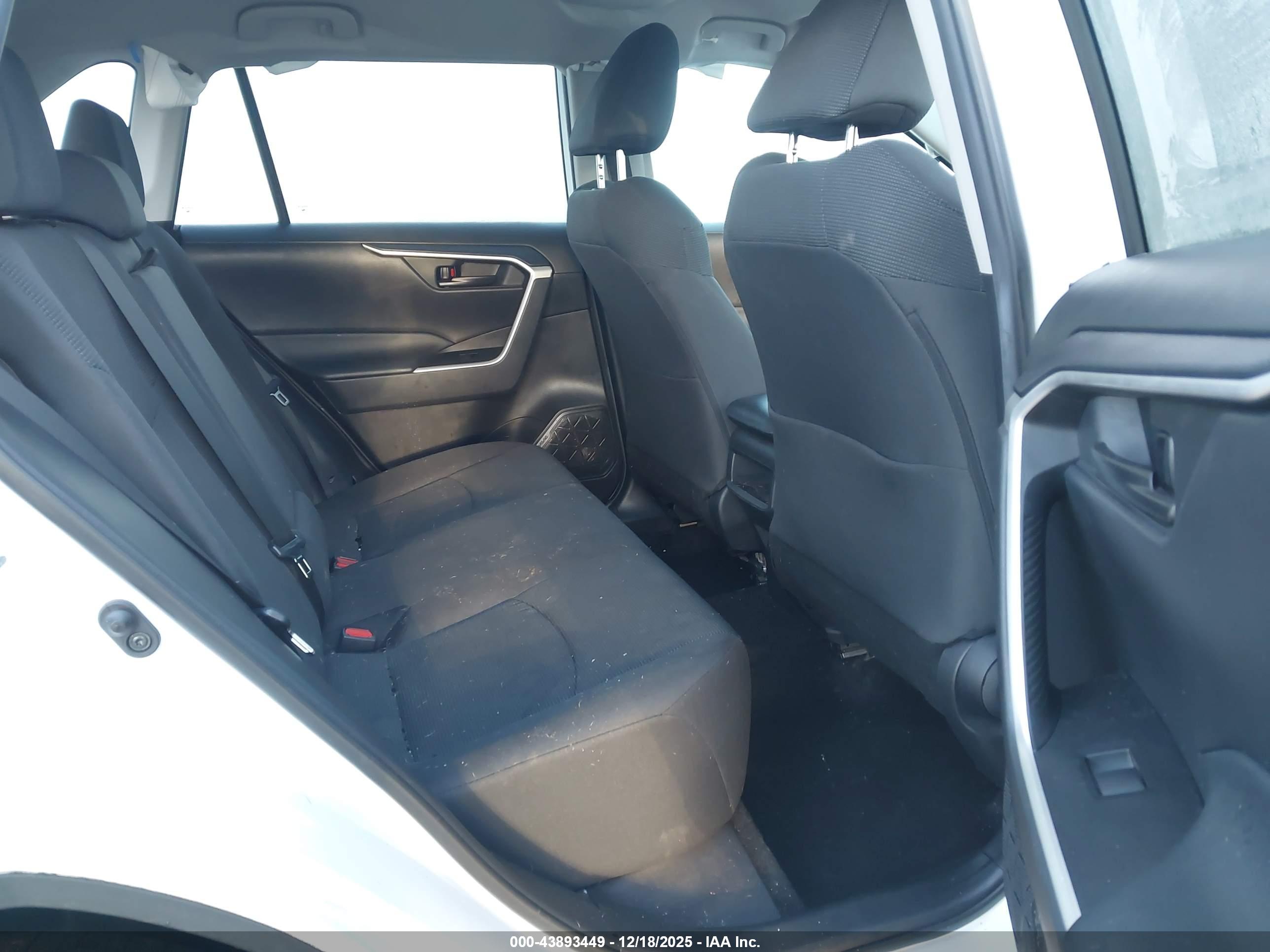 TOYOTA RAV4 image 8