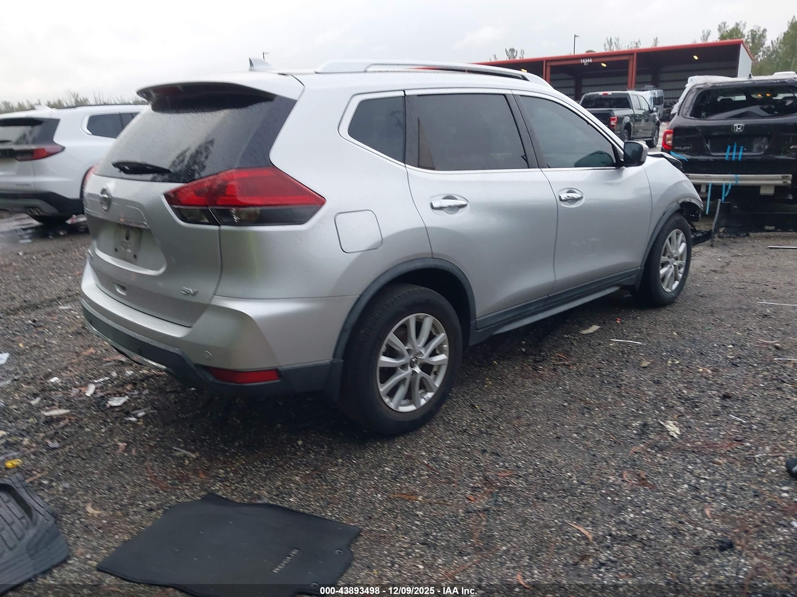 NISSAN ROGUE image 4
