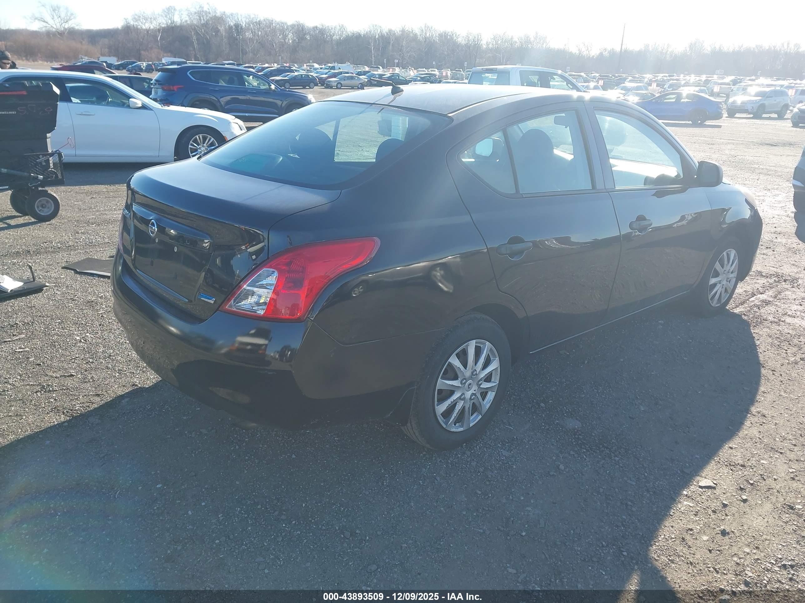 NISSAN VERSA image 4