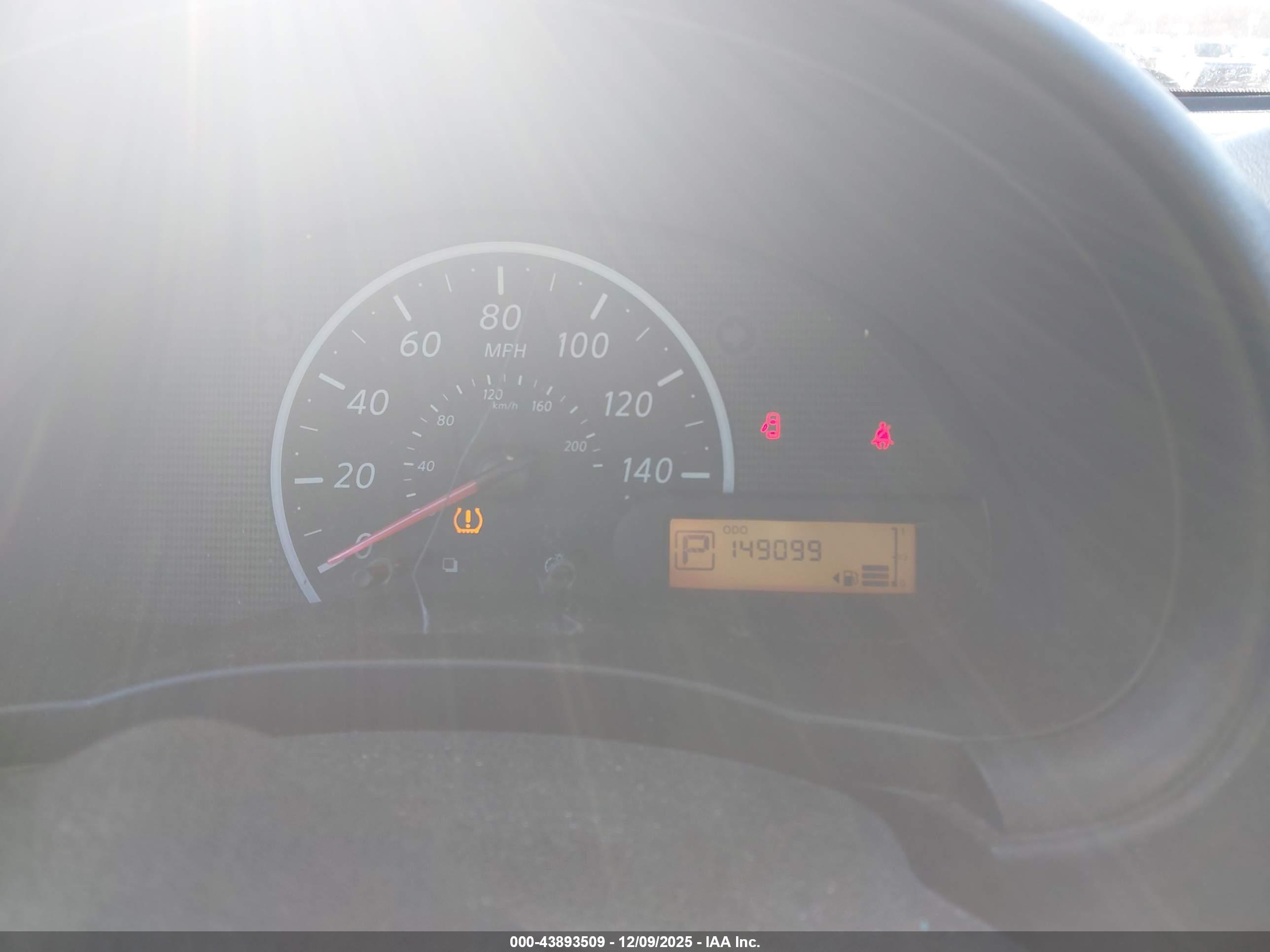 NISSAN VERSA image 7