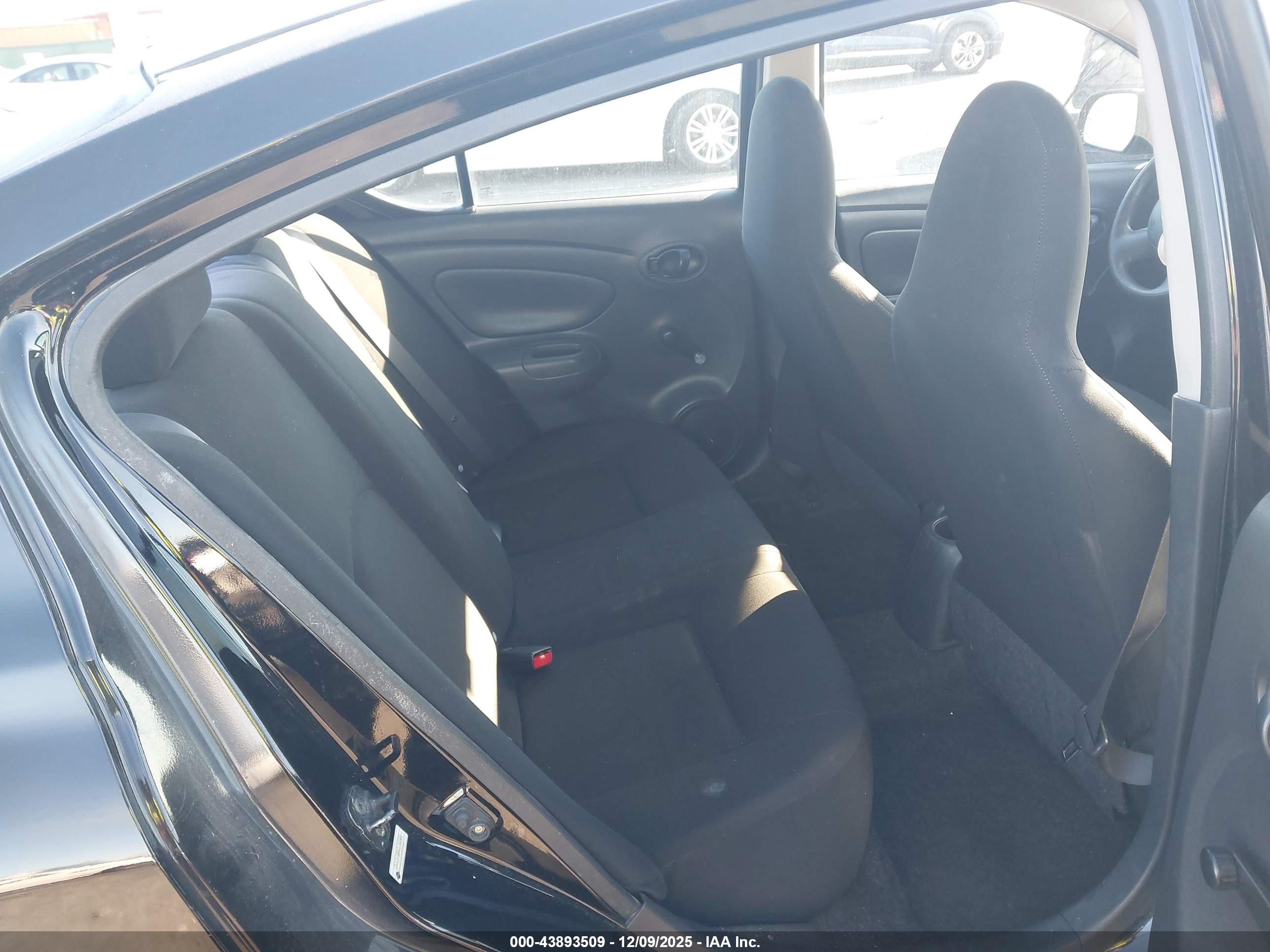NISSAN VERSA image 8