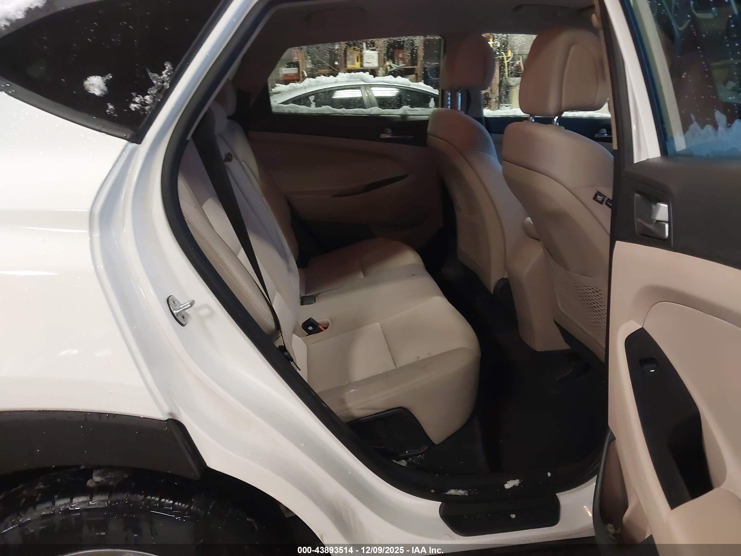 HYUNDAI TUCSON image 8