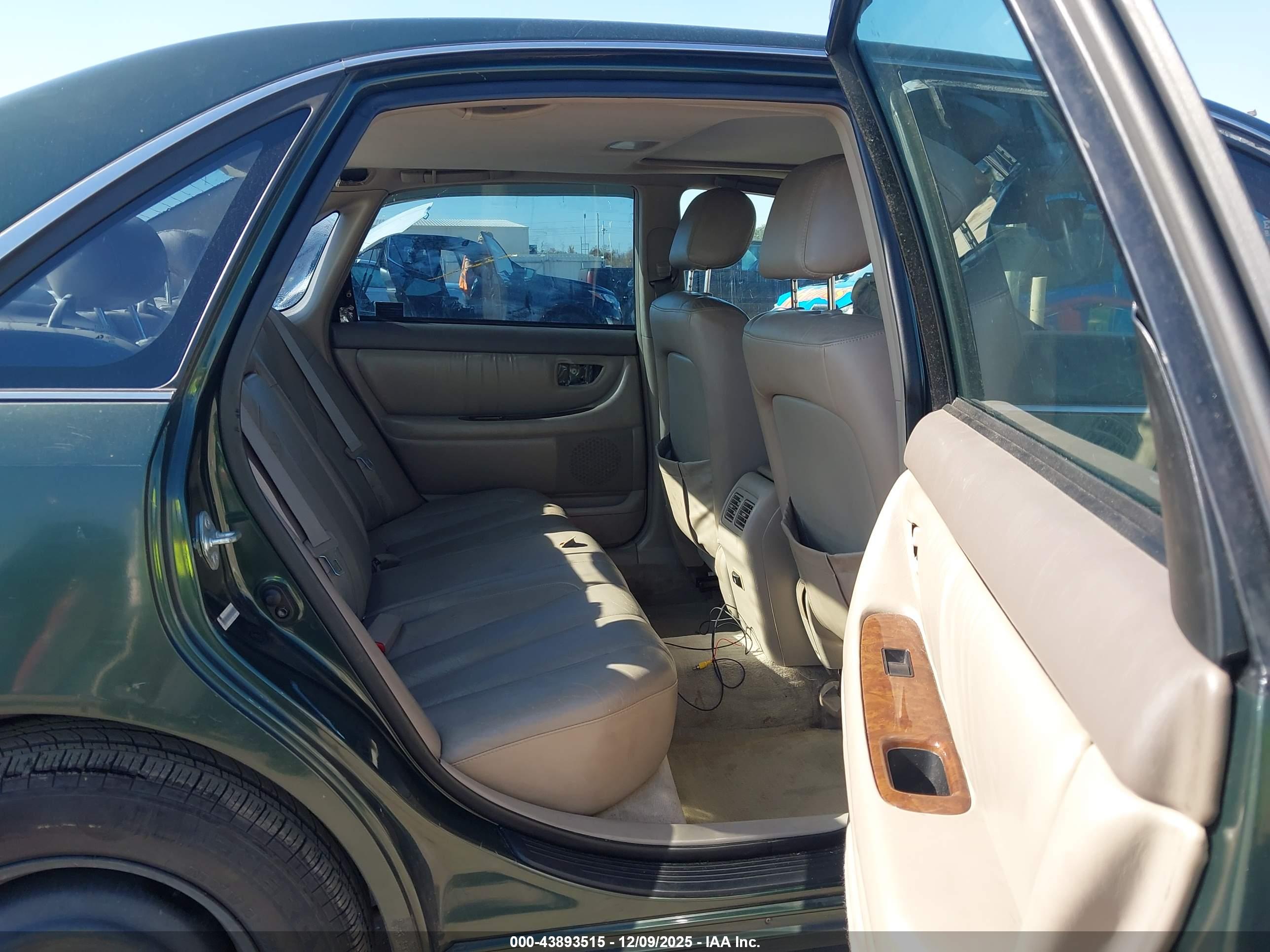 TOYOTA AVALON image 8