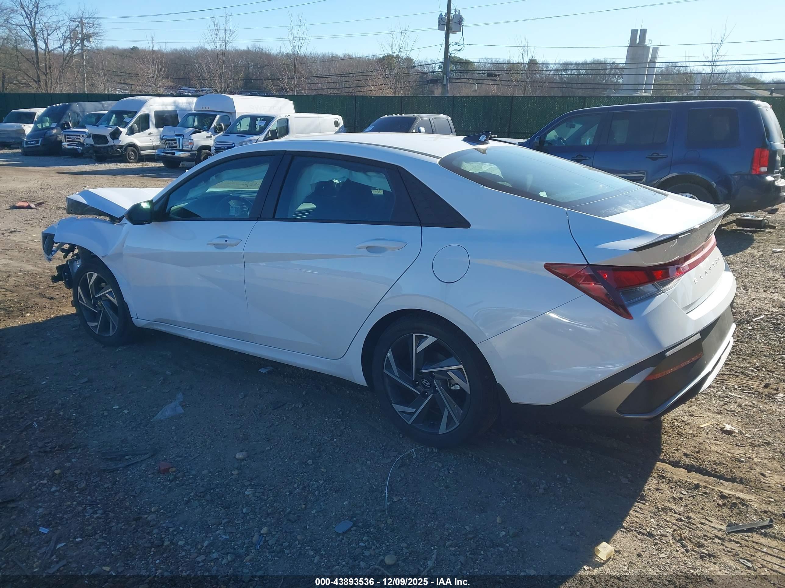 HYUNDAI ELANTRA image 3