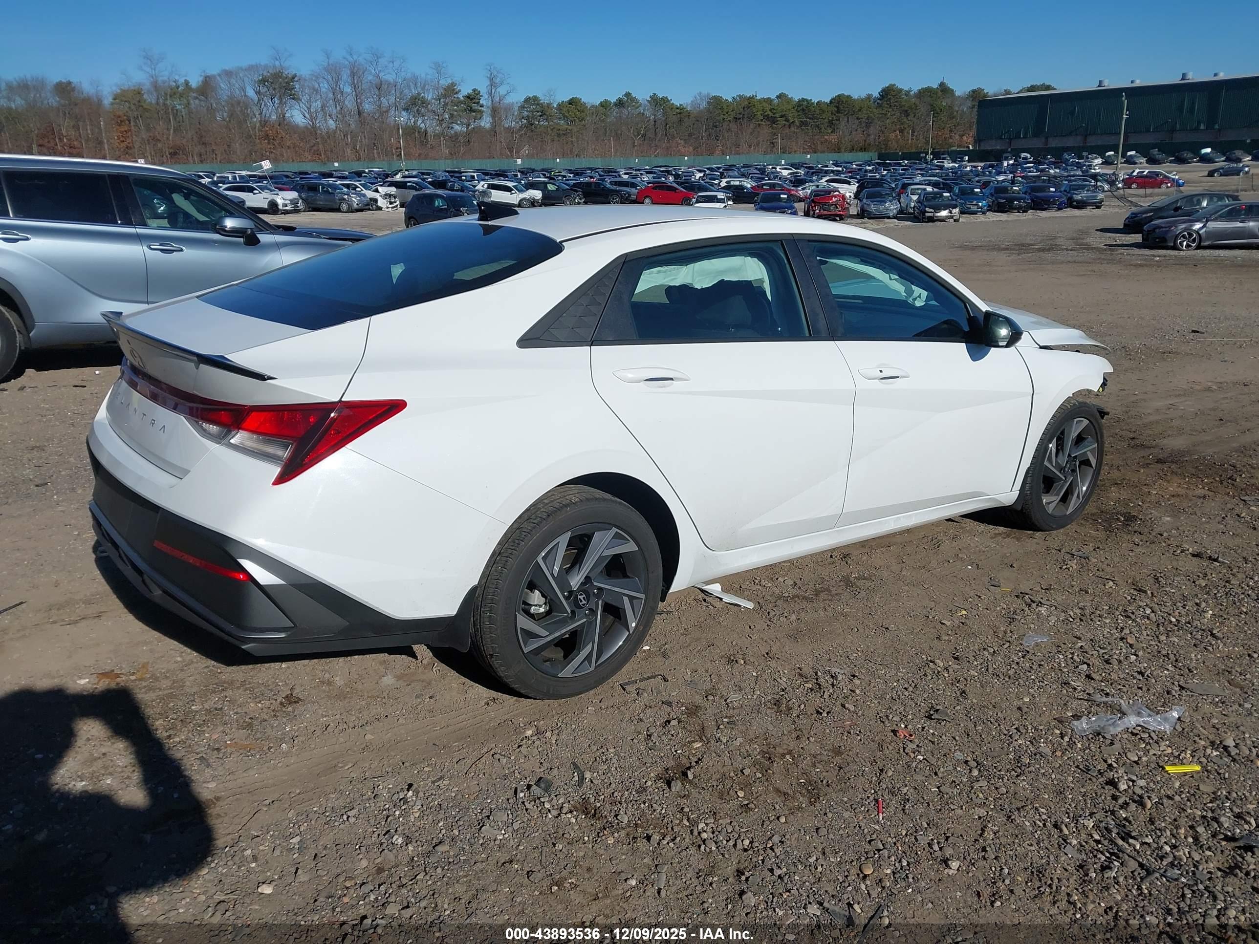 HYUNDAI ELANTRA image 4