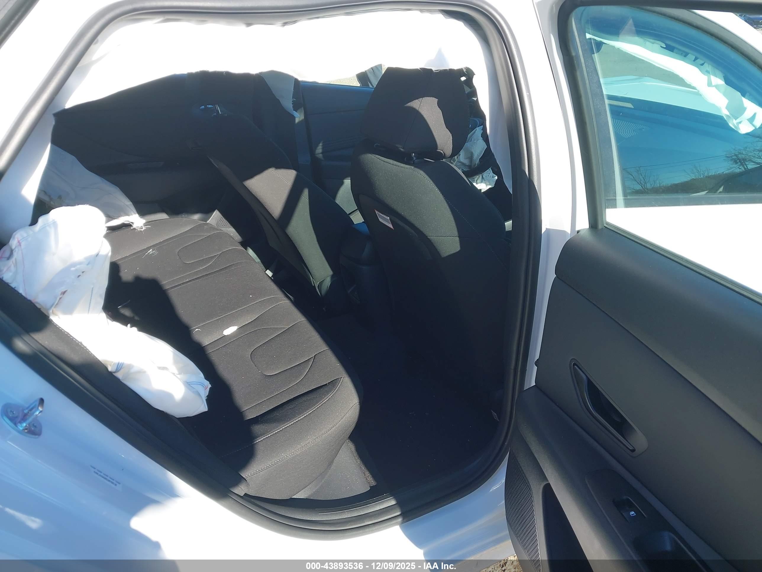 HYUNDAI ELANTRA image 8