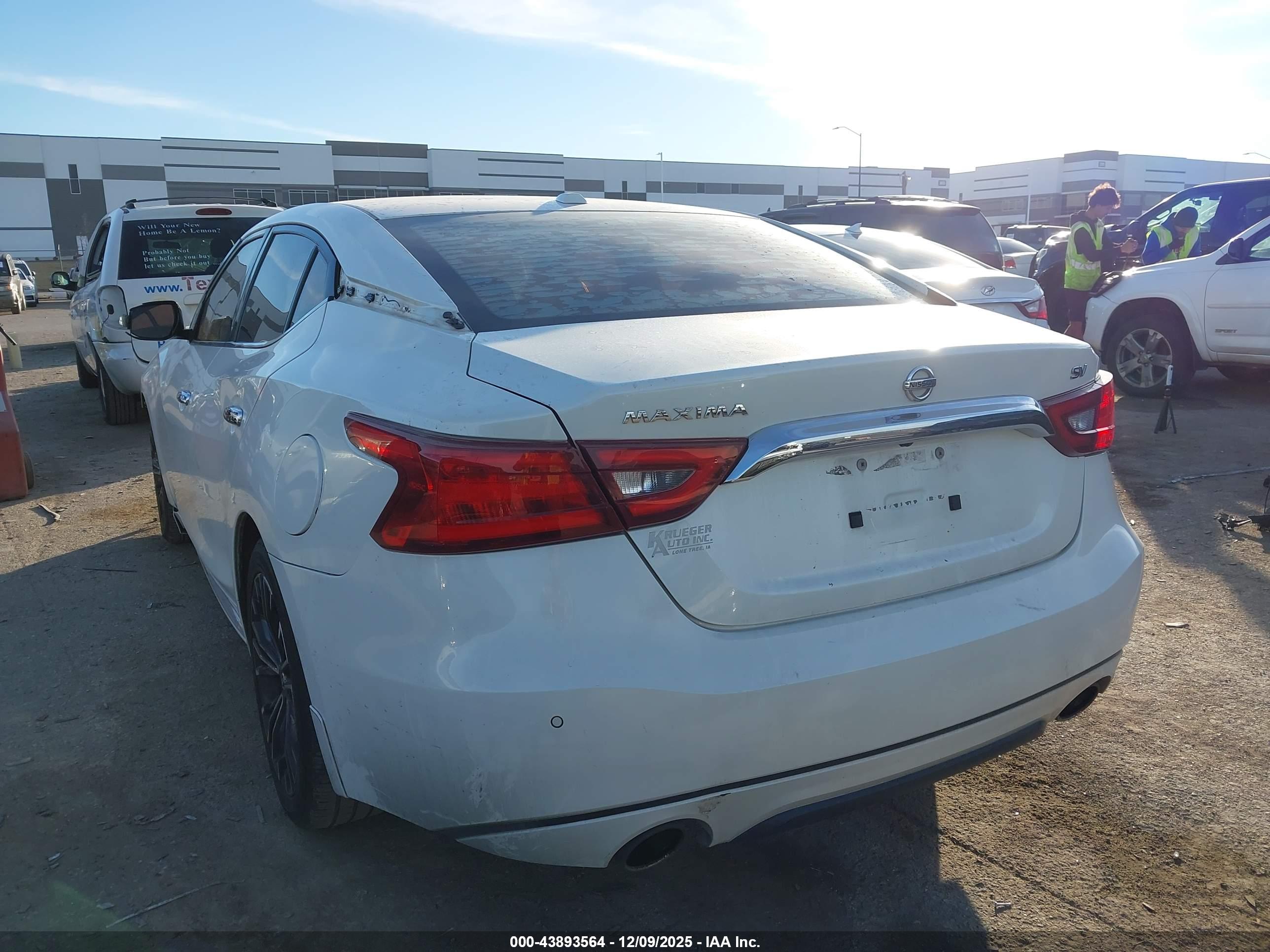 NISSAN MAXIMA image 3