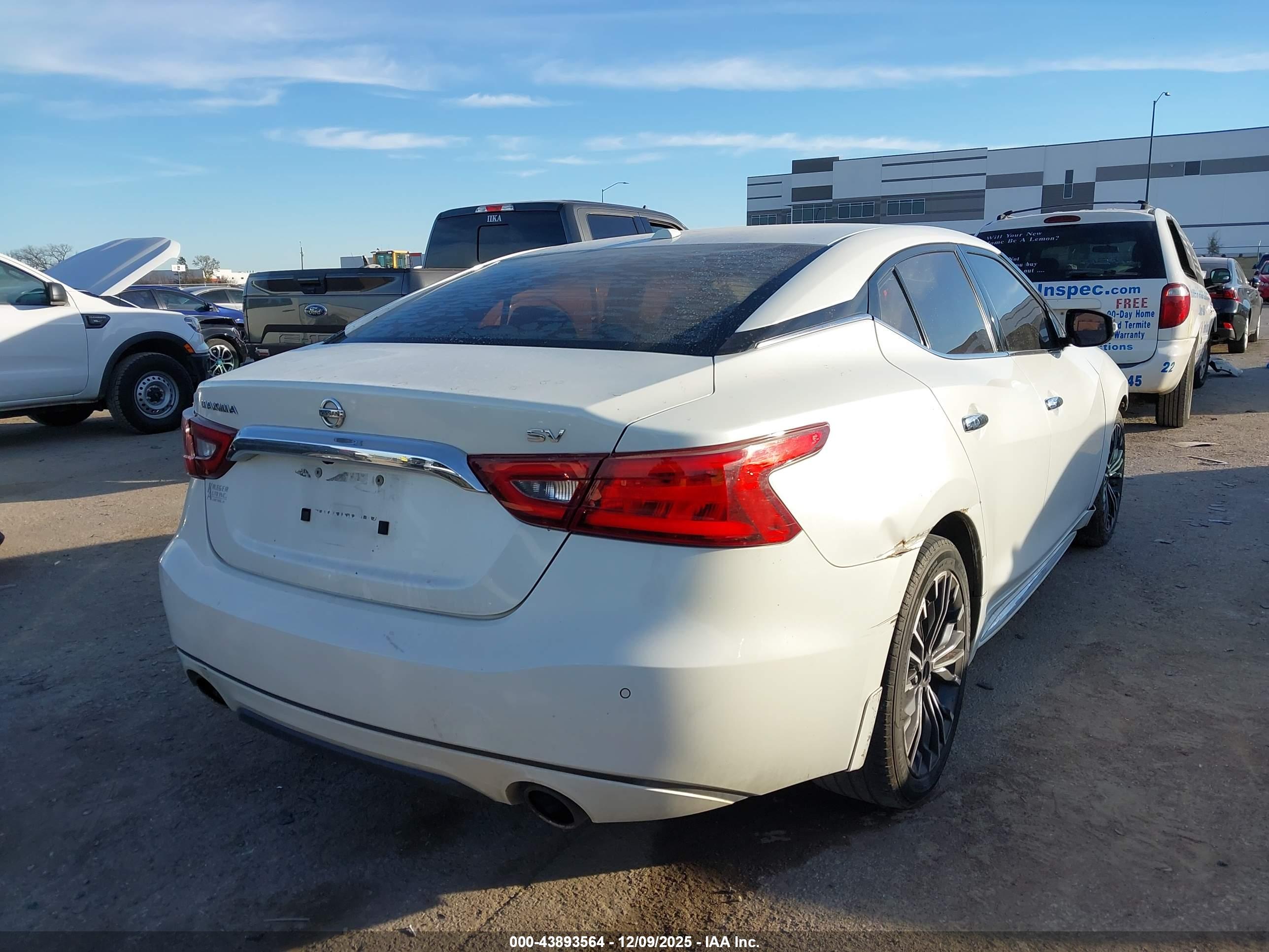 NISSAN MAXIMA image 4