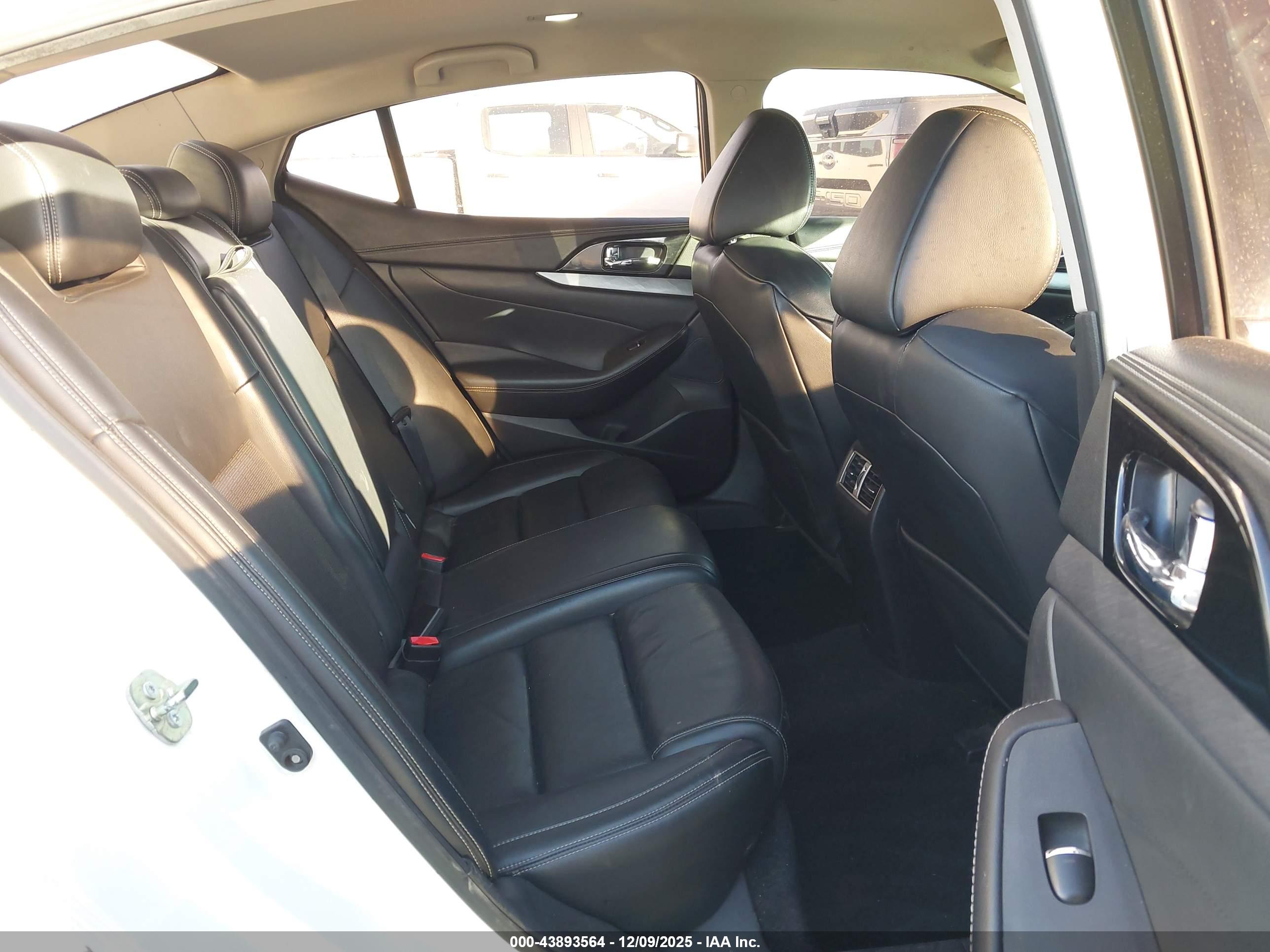 NISSAN MAXIMA image 8