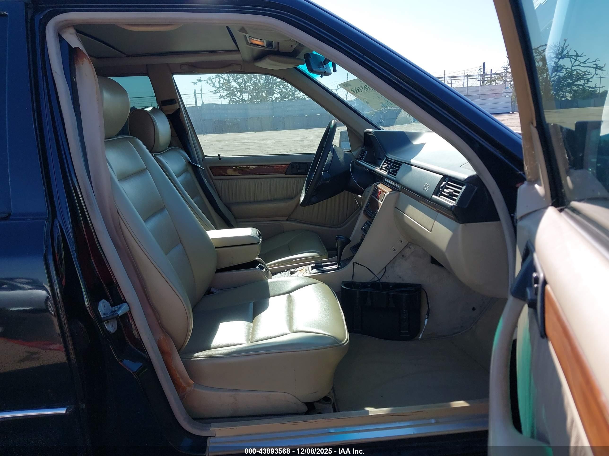 MERCEDES-BENZ E image 5
