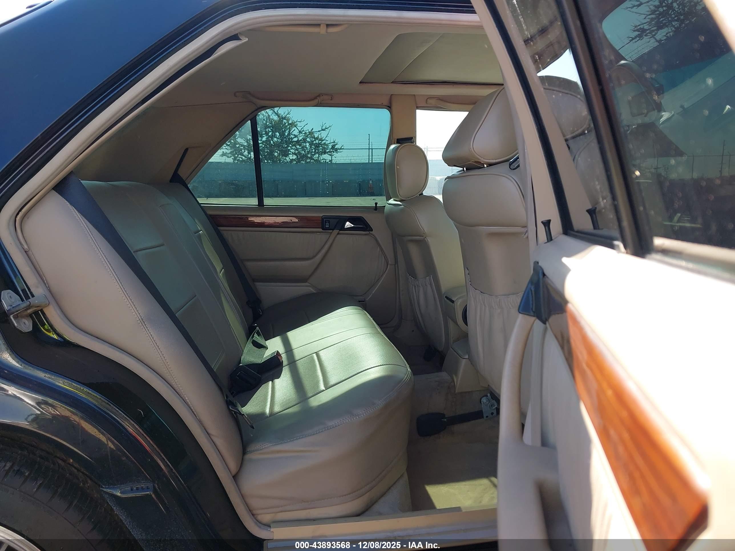 MERCEDES-BENZ E image 8