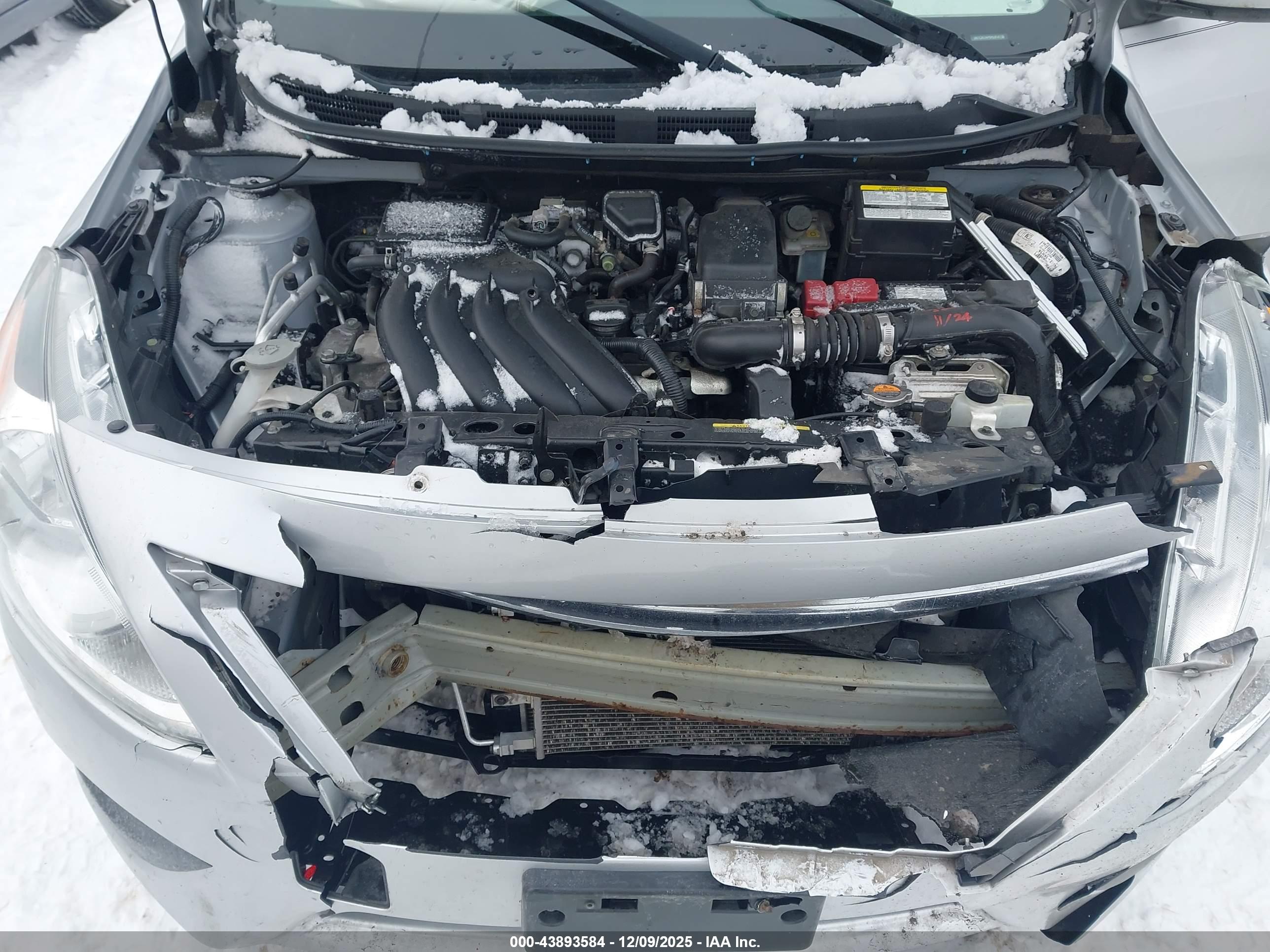 NISSAN VERSA image 10