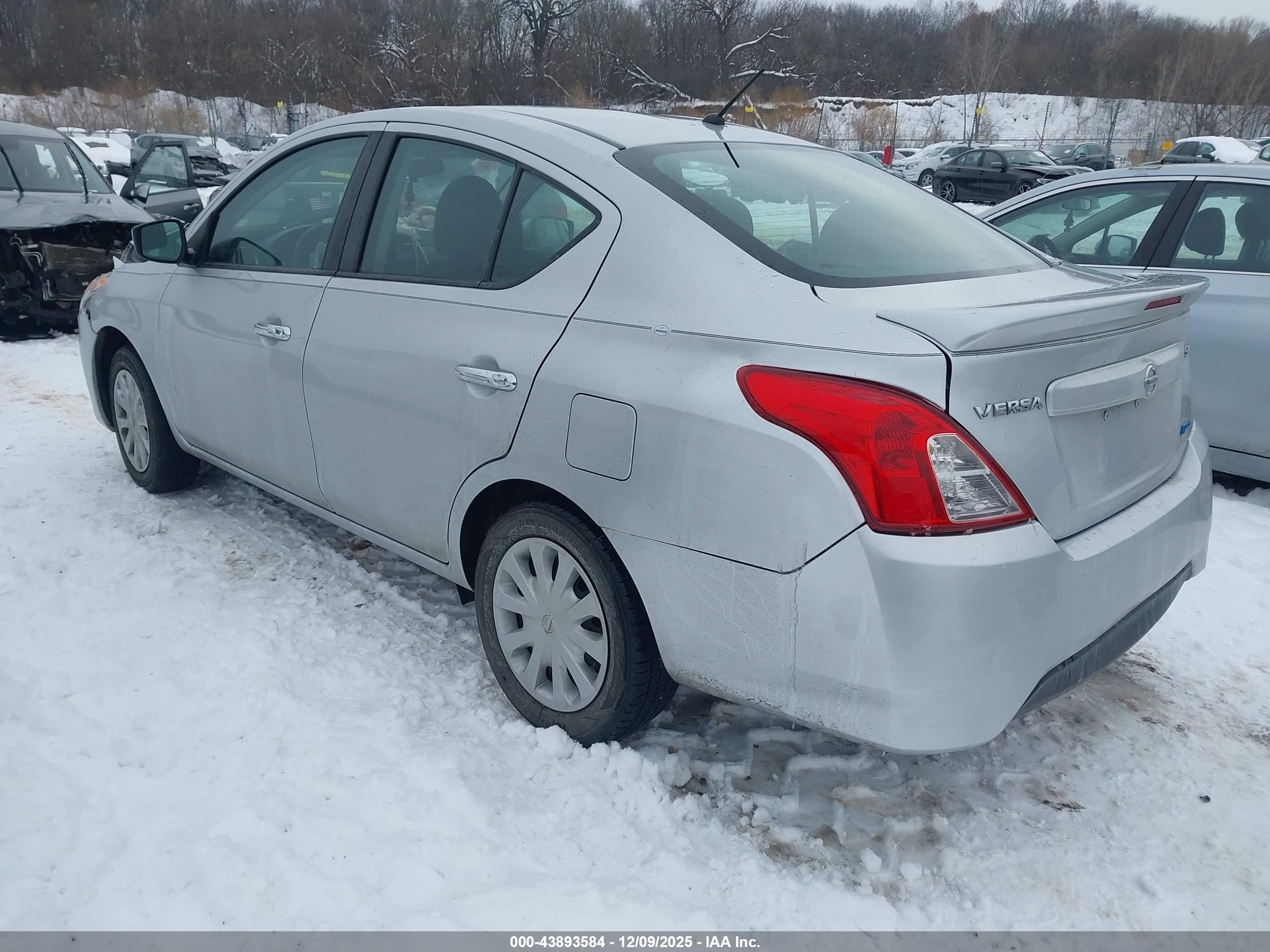 NISSAN VERSA image 3